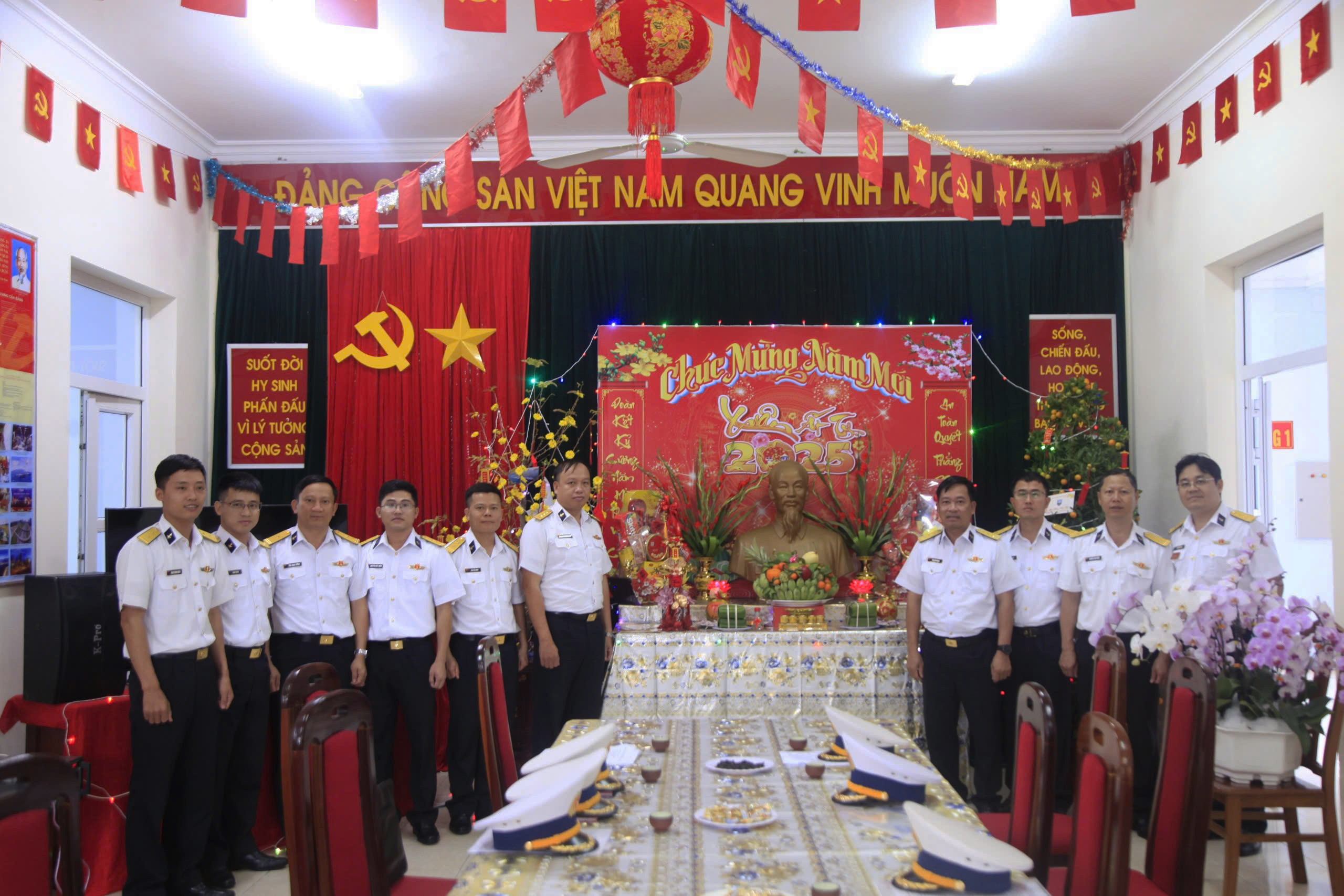 Lữ đoàn 162 thi phòng đón xuân, bình báo tường và câu đối Tết