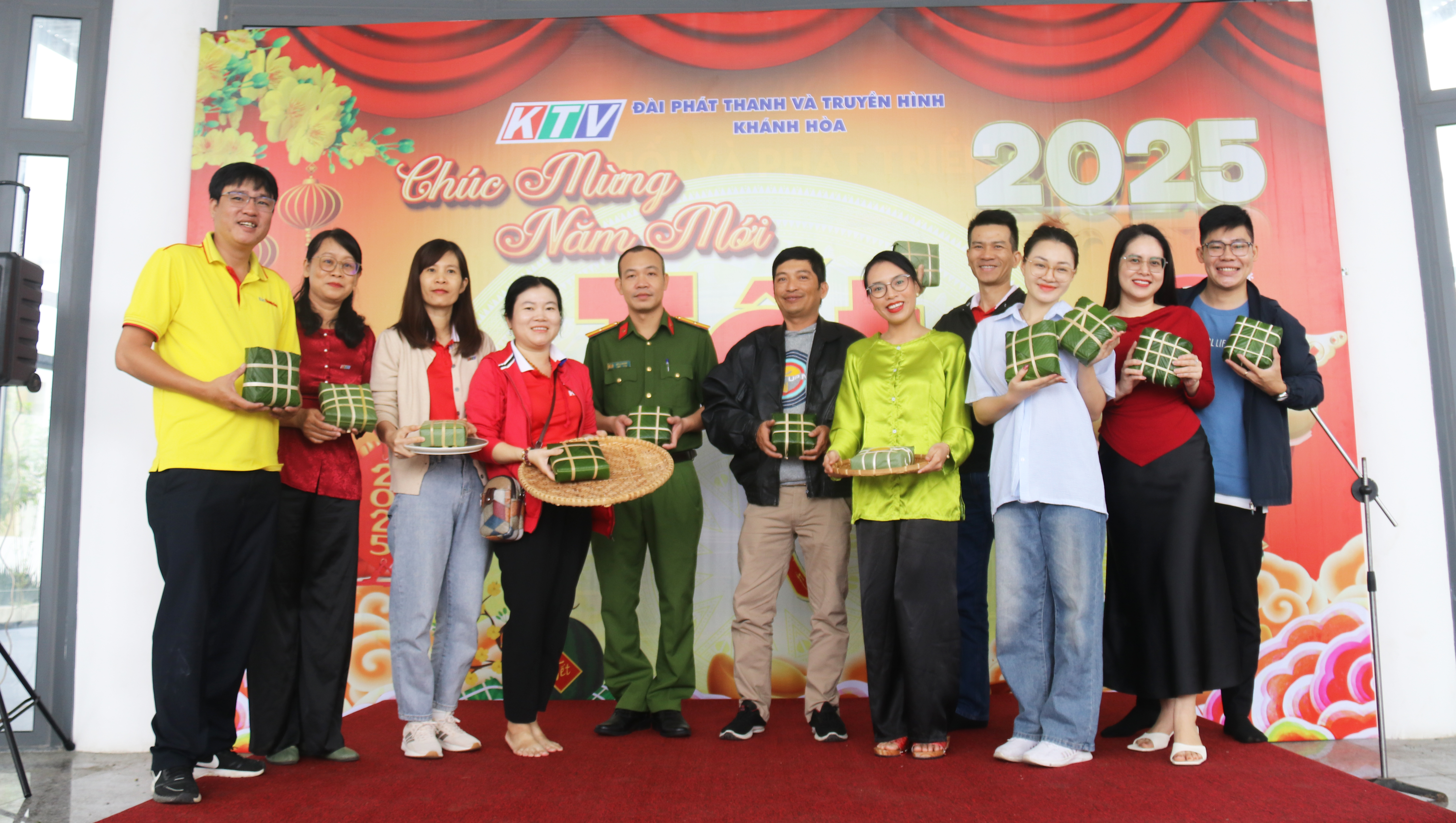 Các Đội hào hứng tham gia Hội thi gói bánh chưng