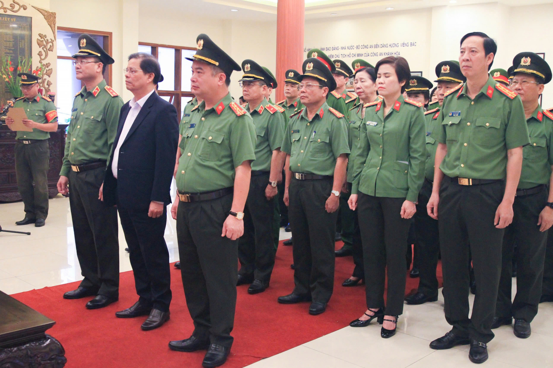 Trung tướng Phạm Thế Tùng, Chủ tịch UBND tỉnh Nguyễn Tấn Tuân cùng các đại biểu tổ chức dâng hương tưởng niệm Chủ tịch Hồ Chí Minh tại Nhà Truyền thống Công an tỉnh