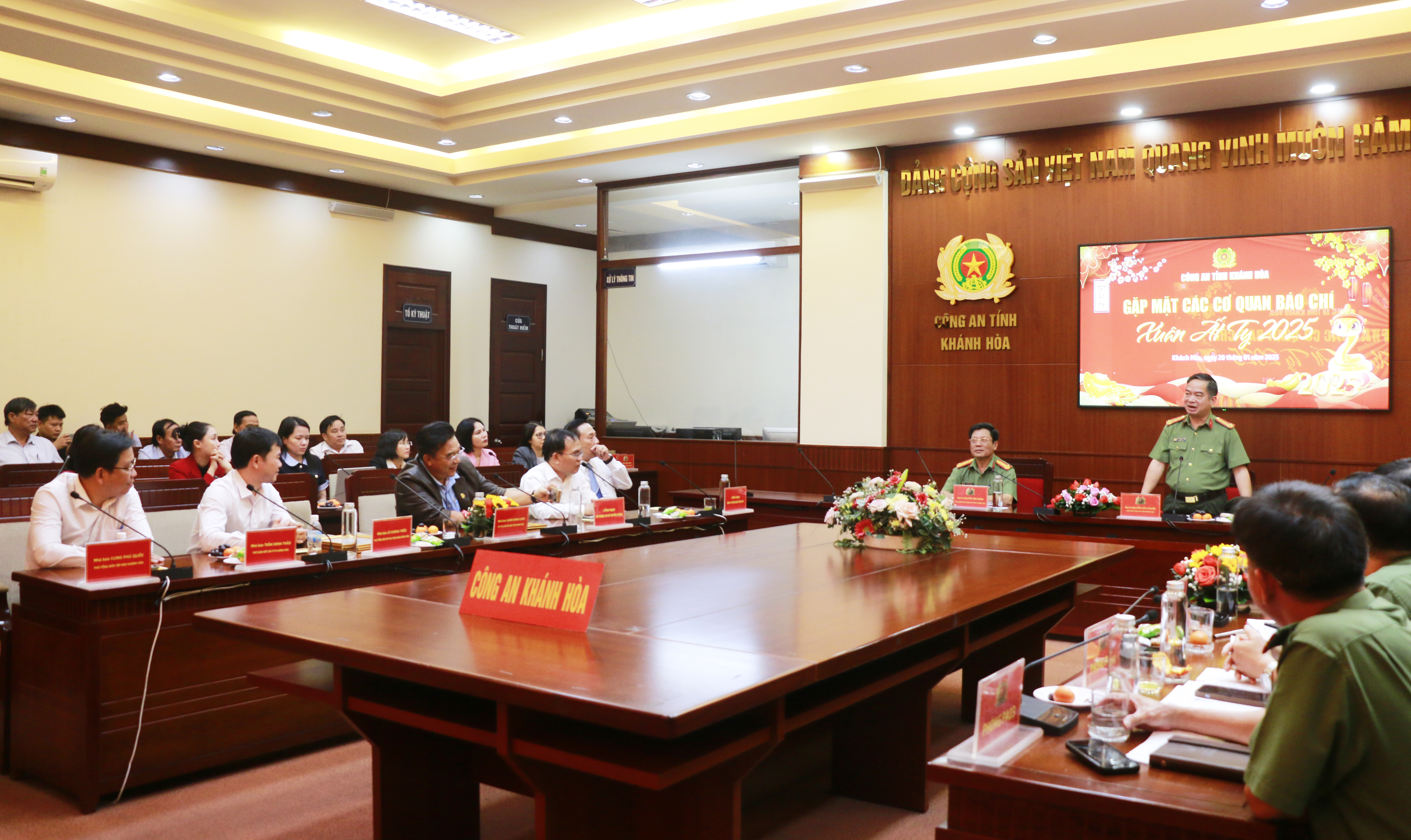 Các đại biểu tham dự buổi gặp mặt