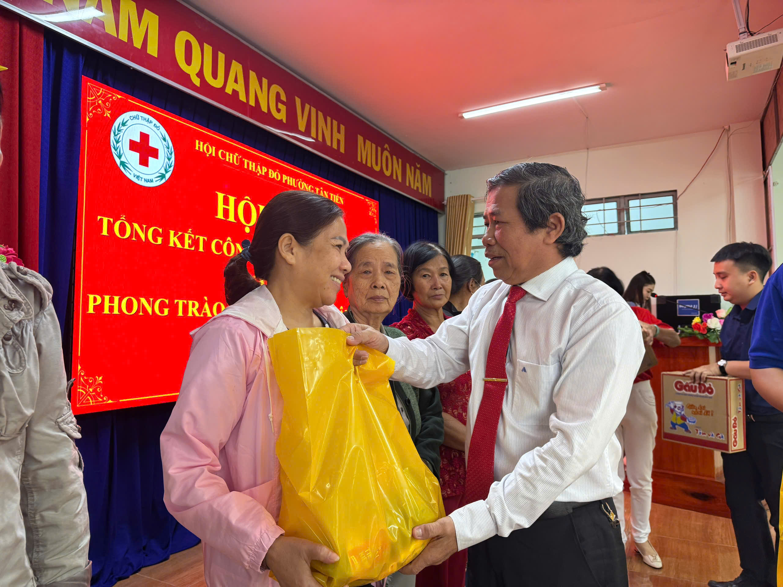 Trao tặng quà Tết cho người dân phường Tân Tiến