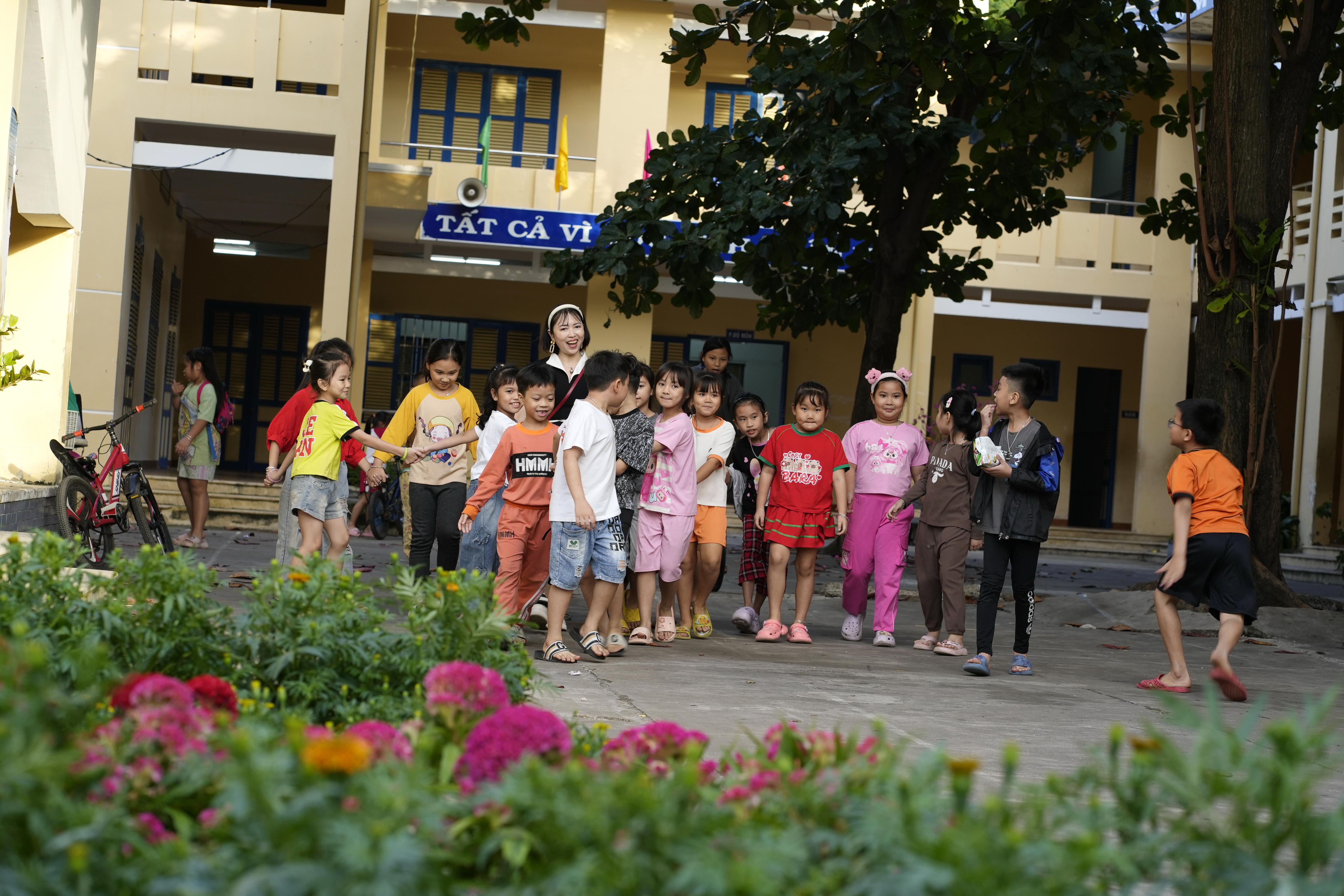   Mùa xuân nơi sân nơi điểm trường TH &THCS Bùi Thị Xuân trên đảo Trí Nguyên.