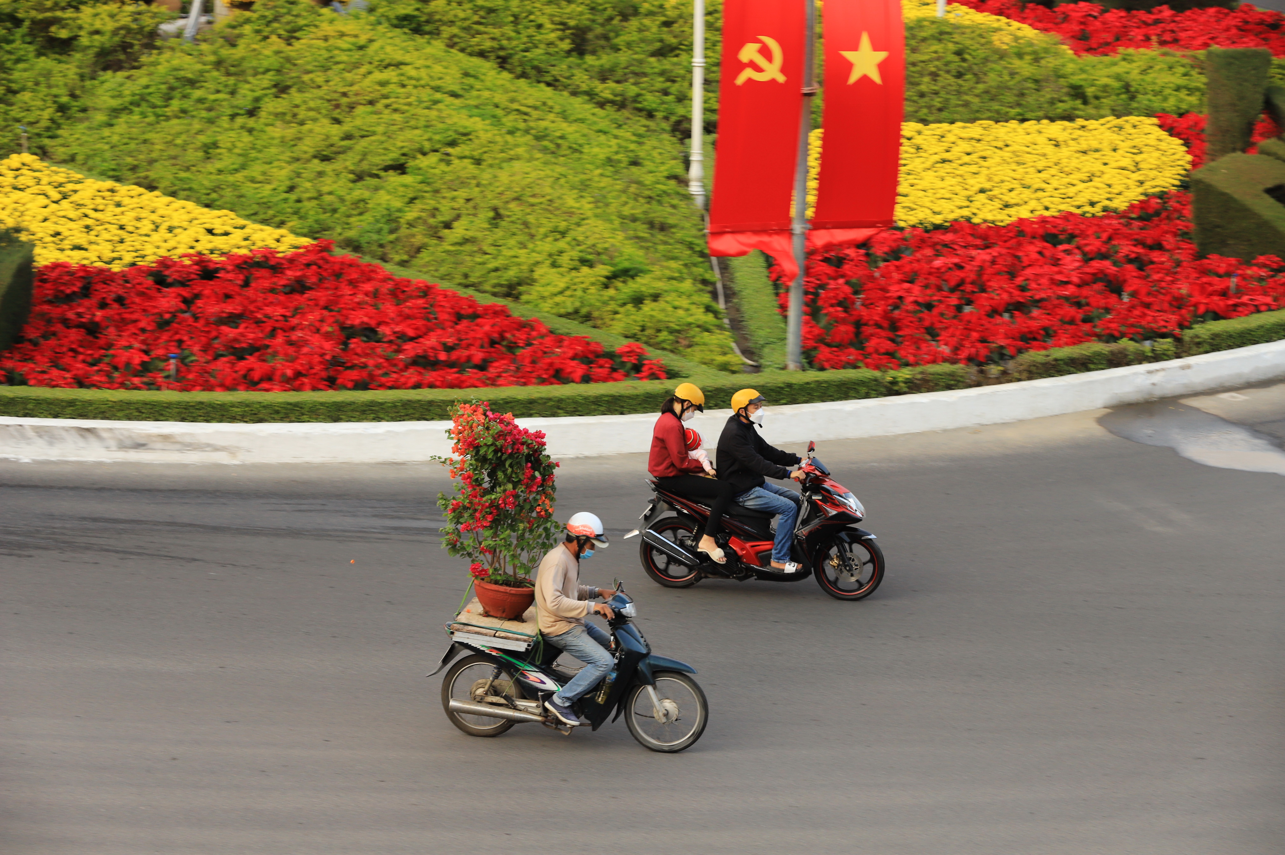 Những người chở mùa xuân về nhà bạn