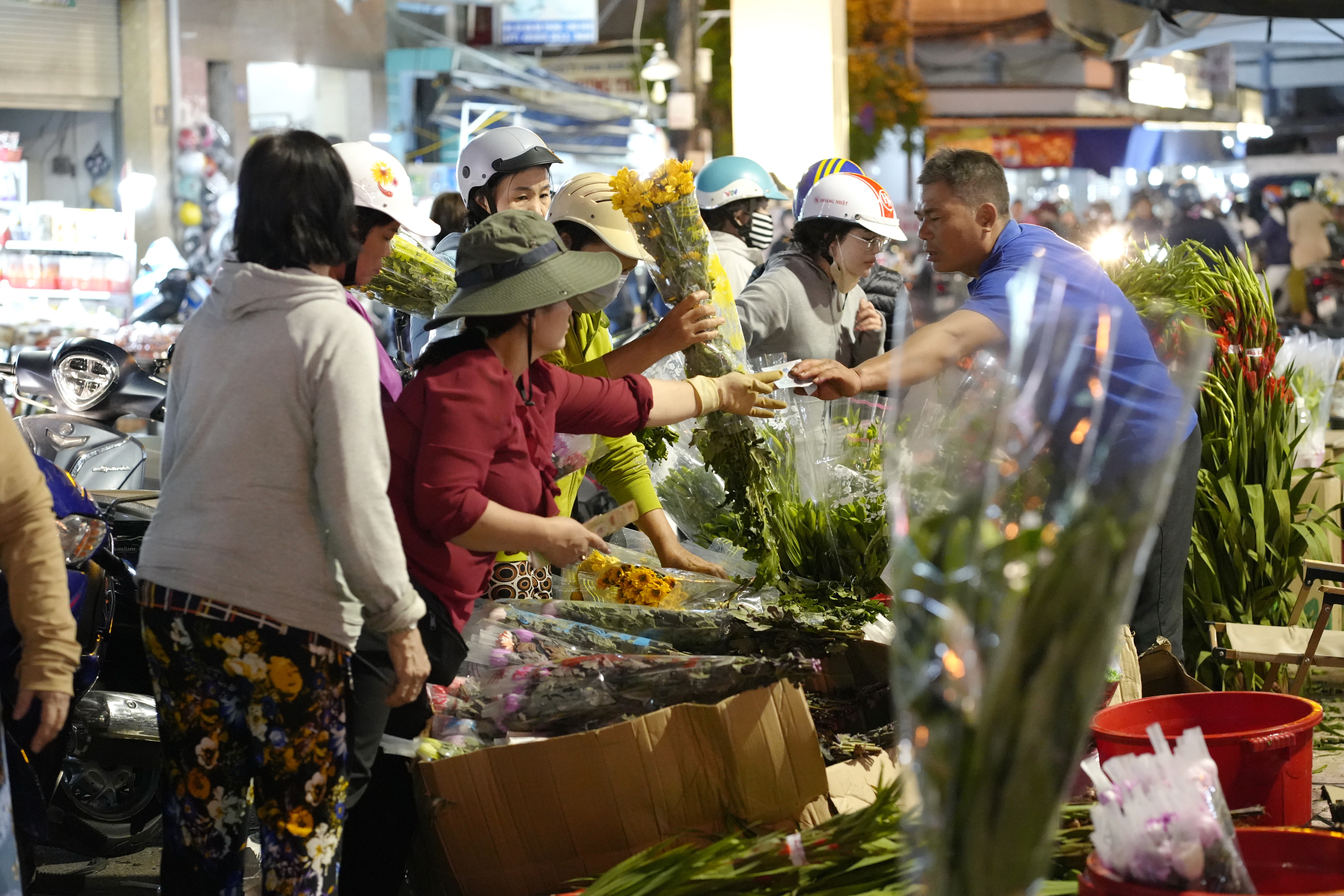 Phiên chợ hoa đêm cuối năm