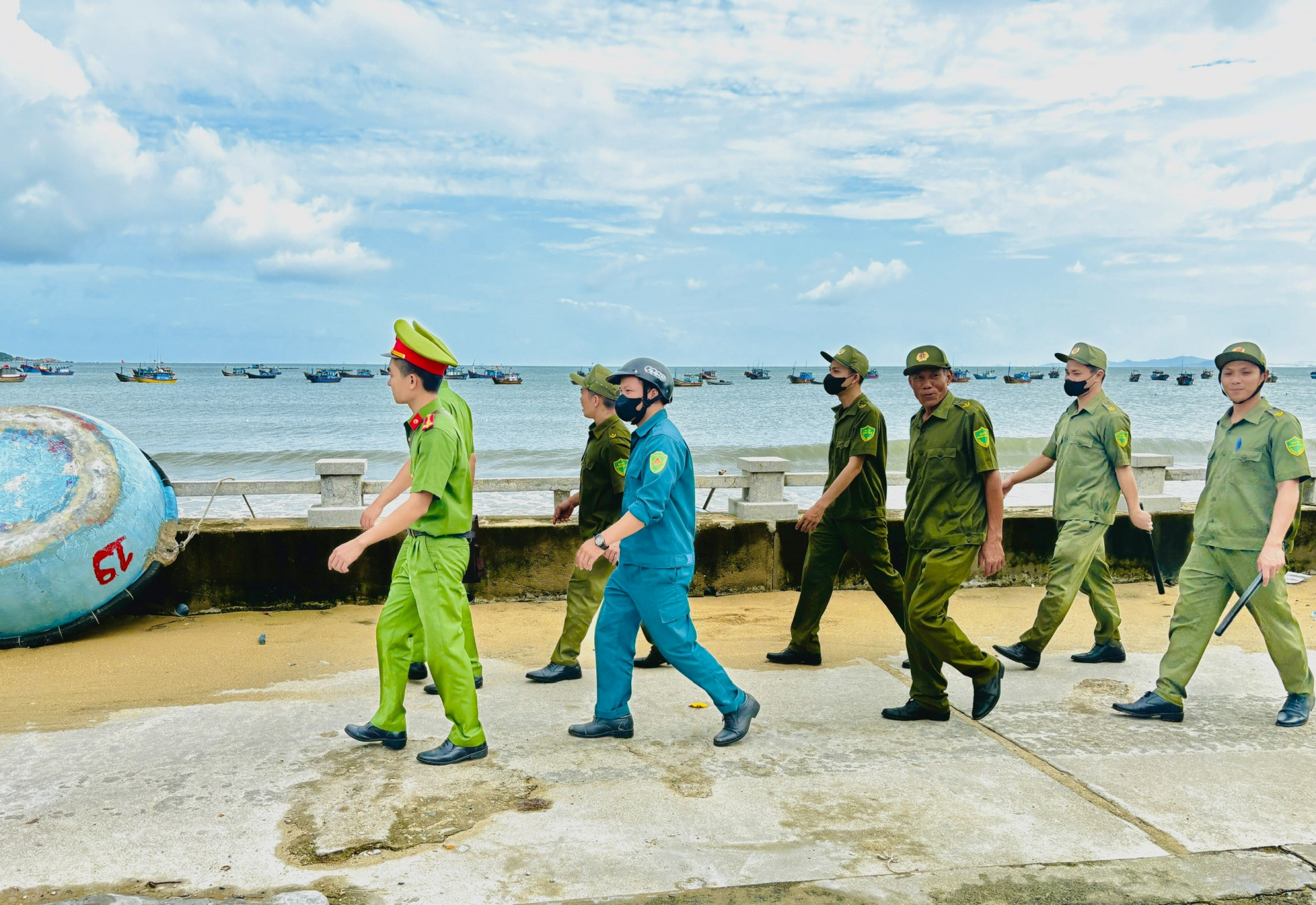 Lực lượng bảo vệ an ninh trật tự cơ sở xã Đại Lãnh (huyện Vạn Ninh) tích cực phối hợp với Công an xã trong tuần tra đảm bảo an ninh trật tự địa bàn.