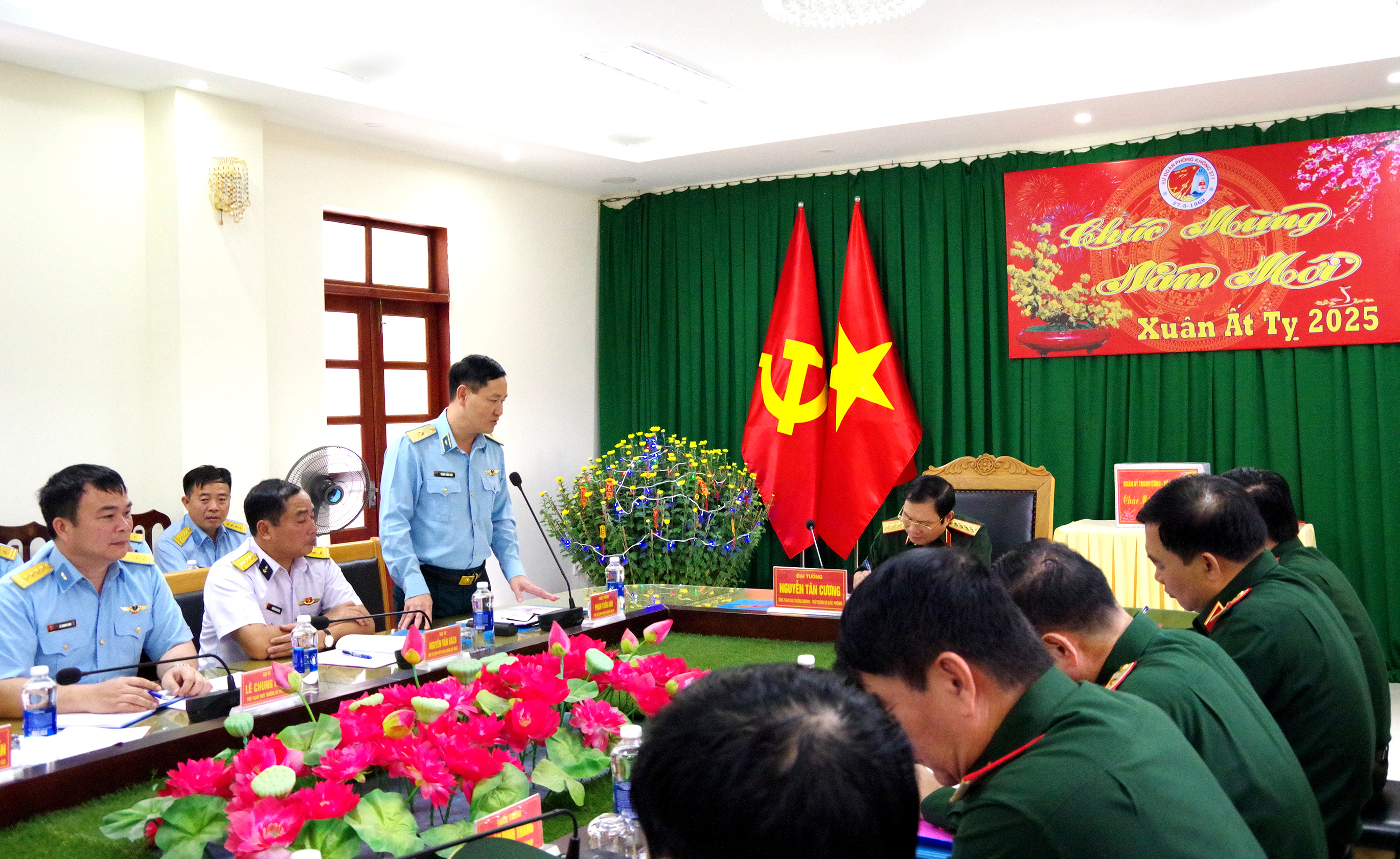 Thiếu tướng Phạm Tuấn Anh - Phó Tư lệnh Quân chủng Phòng không - Không quân phát biểu tại buổi làm việc.