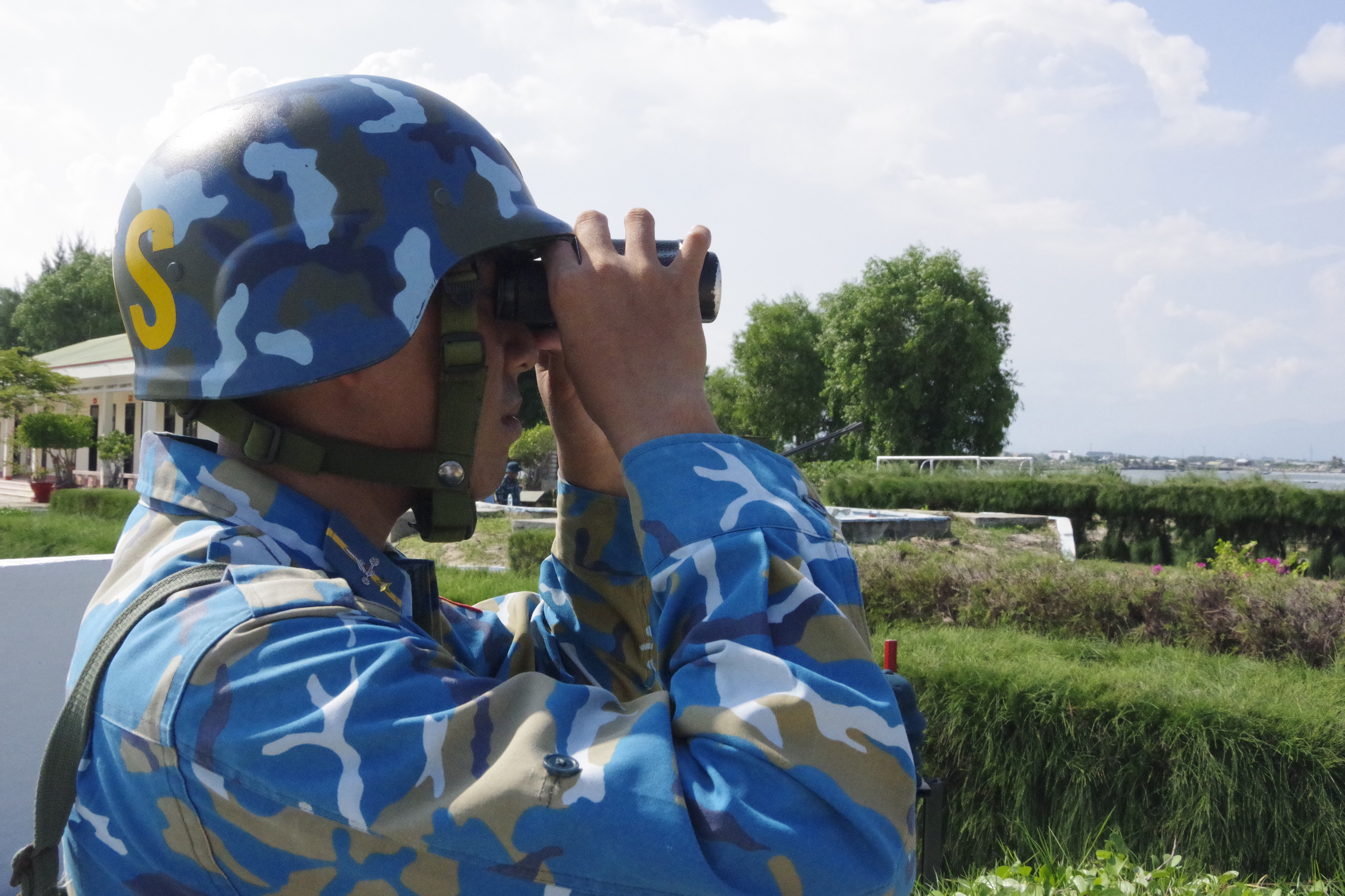 Tập trung cao độ để phát hiện mục tiêu.