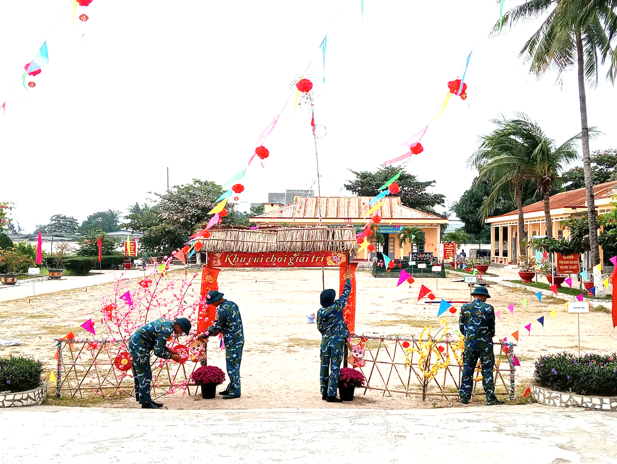 Các chiến sĩ trang trí khi vui chơi Tết.