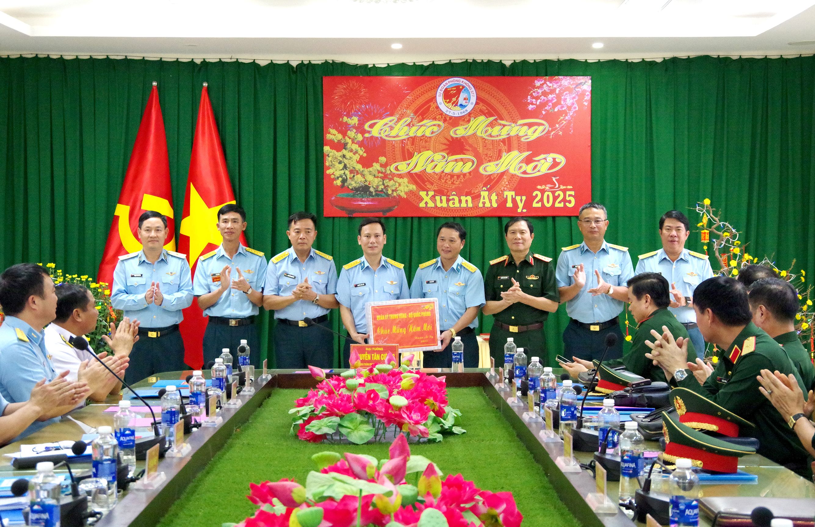 Đại tướng Nguyễn Tân Cương trao quà Tết của Quân ủy Trung ương, Bộ Quốc Phòng tặng cán bộ, chiến sĩ Sư đoàn Phòng không 377.