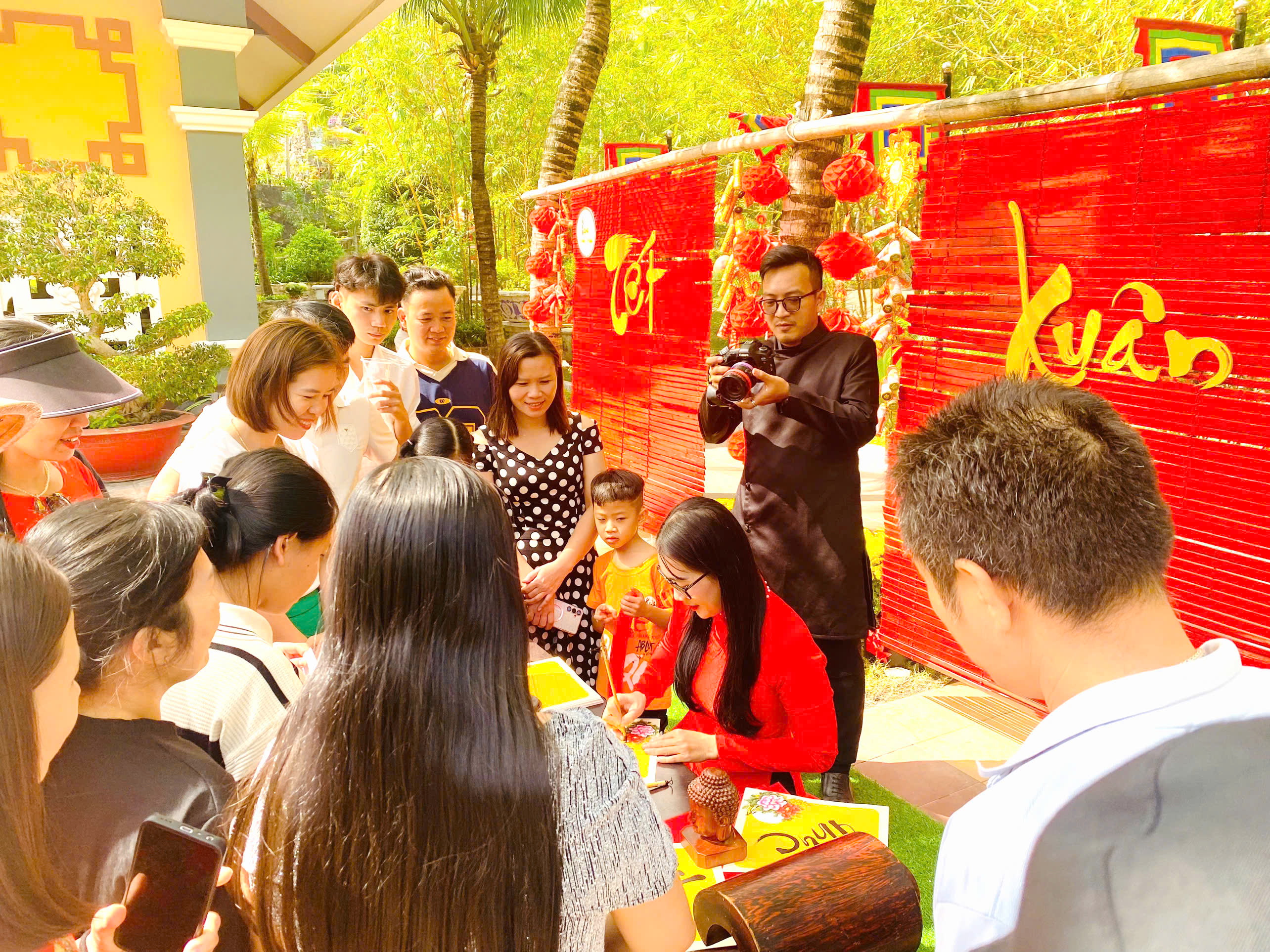 Họa sĩ Lê Hòa biểu diễn viết thư pháp ở khu du lịch ngày xuân.