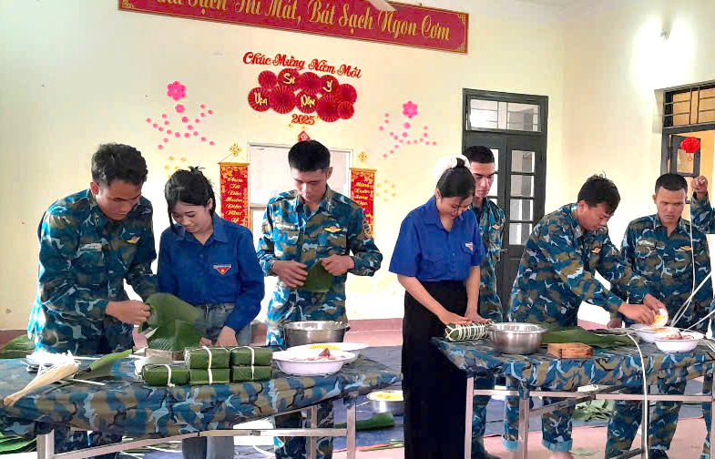 Tổ chức gói bánh chưng, bánh tét ở Trung đoàn 591.