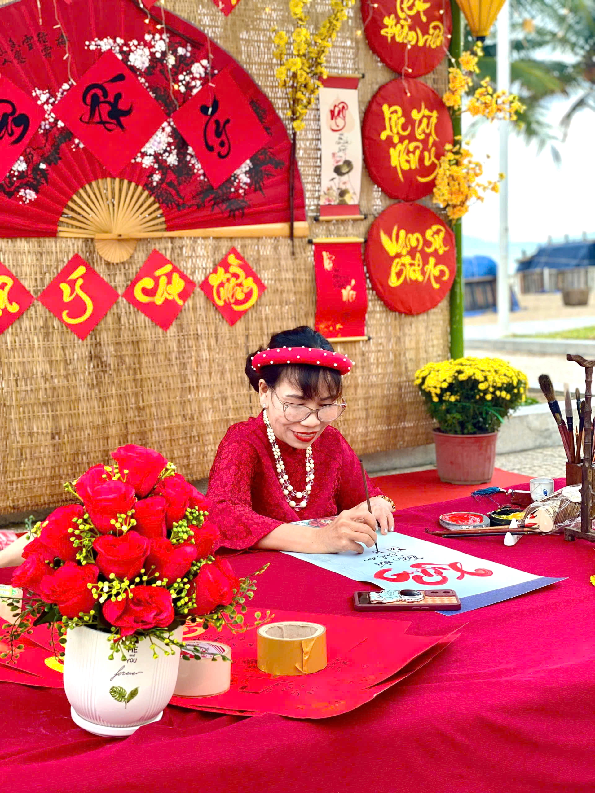 Nhà thư pháp Như Hoài biểu diễn ở Quảng trường 2 tháng Tư – Nha Trang.