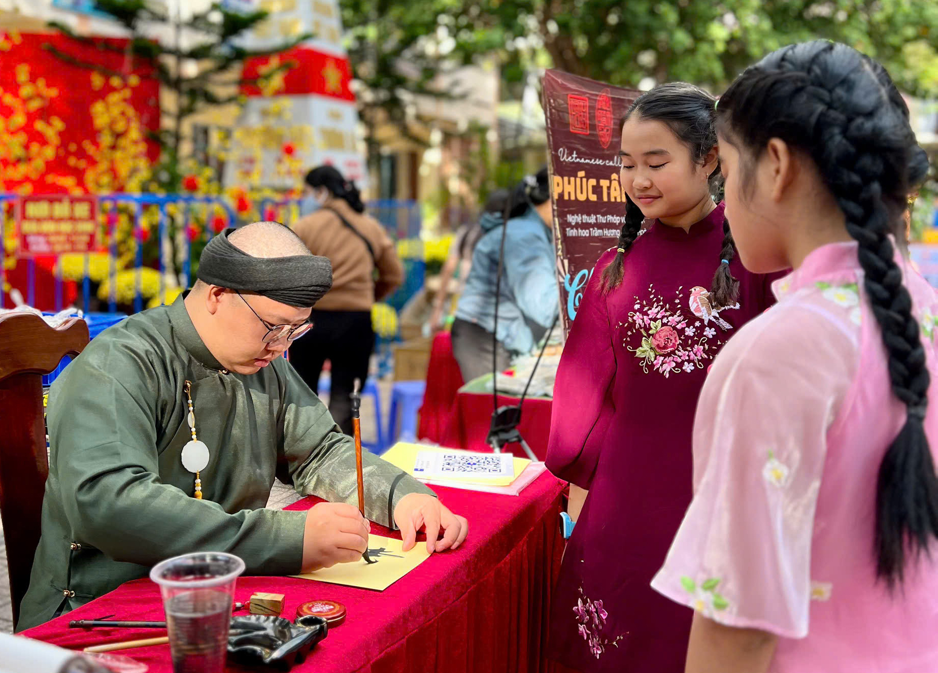 Hà Huy giao lưu thư pháp với các em học sinh trường Tiểu học Phước Tiến, TP. Nha Trang.