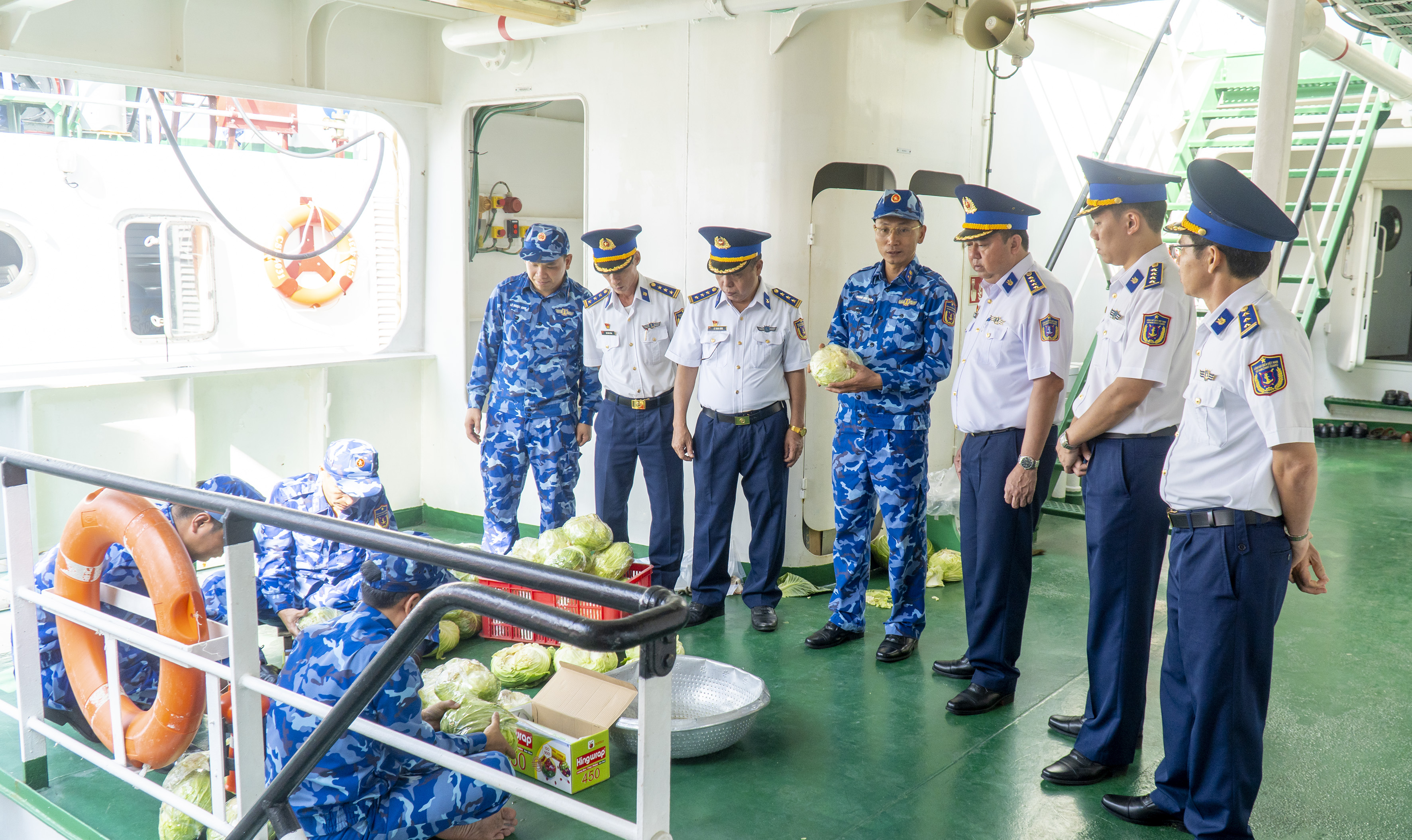 Lãnh đạo Bộ Tư lệnh Vùng và các cơ quan chức năng kiểm tra công tác chuẩn bị của Tàu Cảnh sát biển 8001 trước khi lên đường làm nhiệm vụ trực Tết.