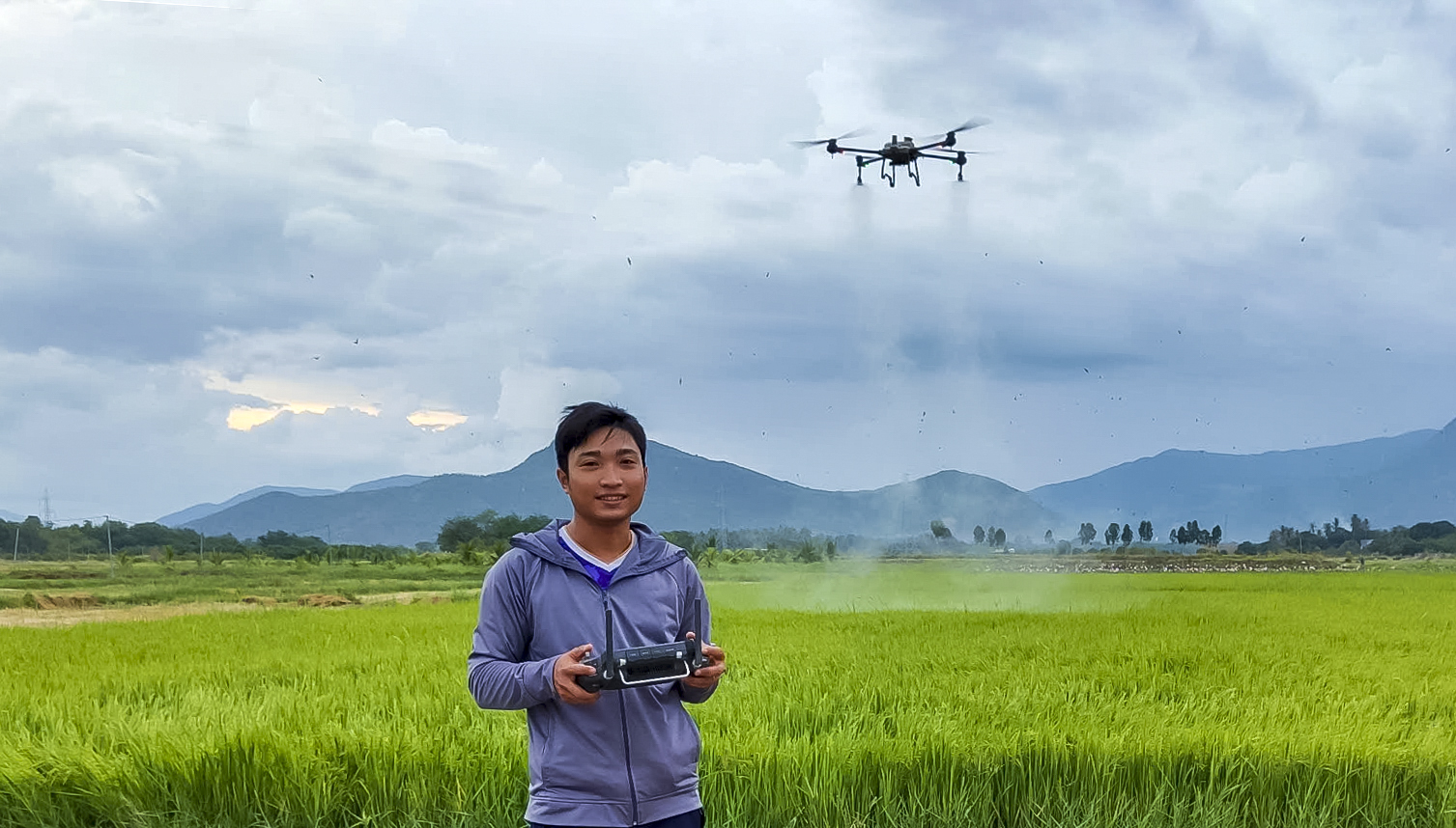 Anh Nguyễn Hữu Nhất mua drone về chăm lúa và bay dịch vụ cho bà con trong vùng.
