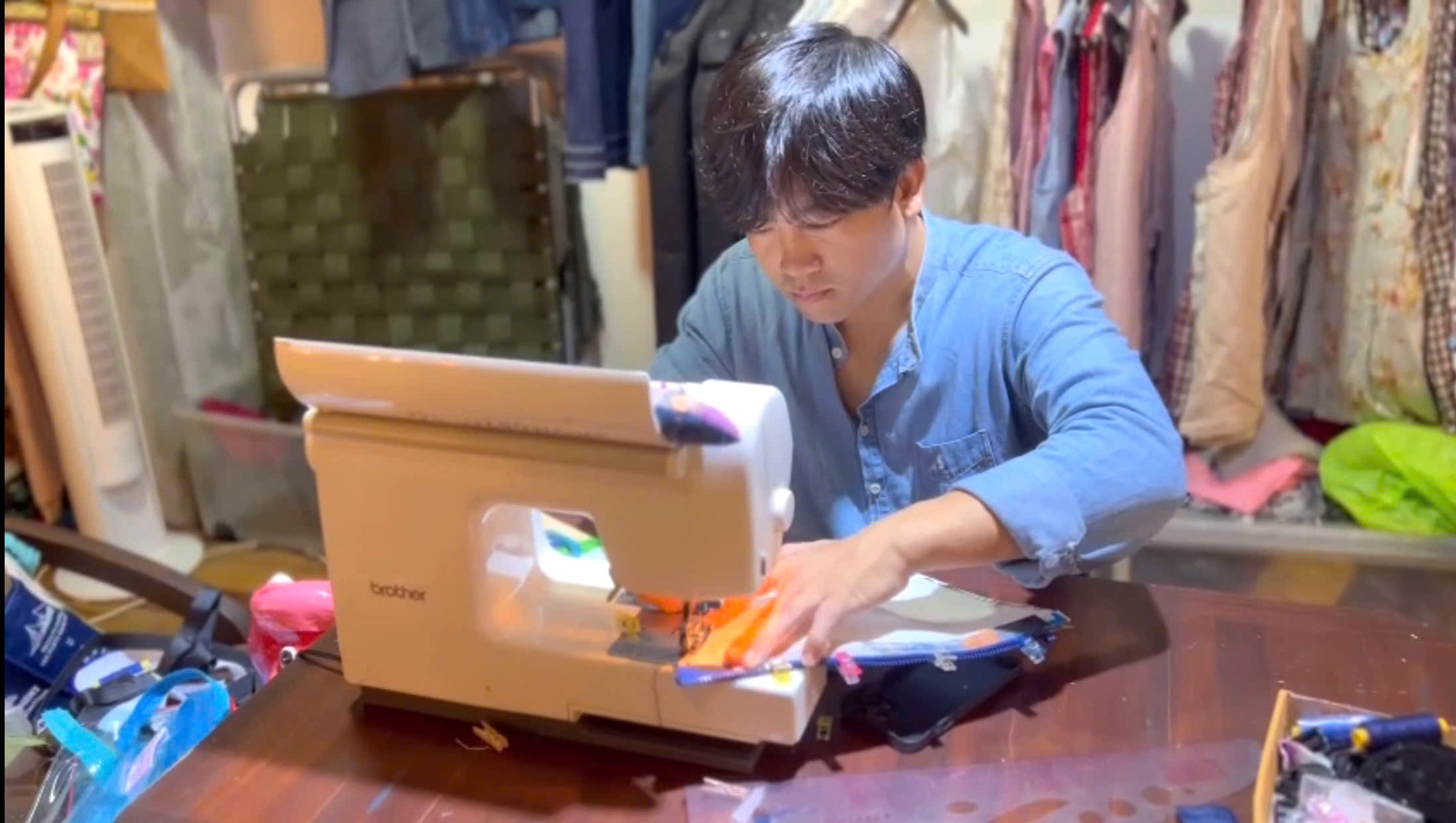 Tại quán cà phê Nhà Hè (120/8 Nguyễn Thiện Thuật, TP. Nha Trang), các vật dụng bàn ghế, đồ dùng, ly chén… đều được tái chế từ đồ cũ để sử dụng. Đặc biệt, ở cửa hàng đồ lưu niệm của quán có hẳn một khu vực bày bán các loại túi xách, ba lô, ví, quần áo… được làm từ bao bì đựng thức ăn gia súc, vải vụn. Anh Võ Hùng Sơn - chủ quán cà phê Nhà Hè tâm sự: “Khi các gia đình dọn nhà, tôi nhận thấy có nhiều đồ cũ bị vứt bỏ, gây ô nhiễm môi trường nên nhặt về sơn, sửa, trang trí hoa văn, tạo sức sống mới cho đồ cũ. Rồi những bao bì, quần áo cũ tôi cũng nhặt về tạo ra những bộ quần áo, ba lô, túi xách… Thông qua sản phẩm, tôi muốn lan tỏa ý thức, trách nhiệm bảo vệ môi trường từ những việc làm nhỏ nhất”.