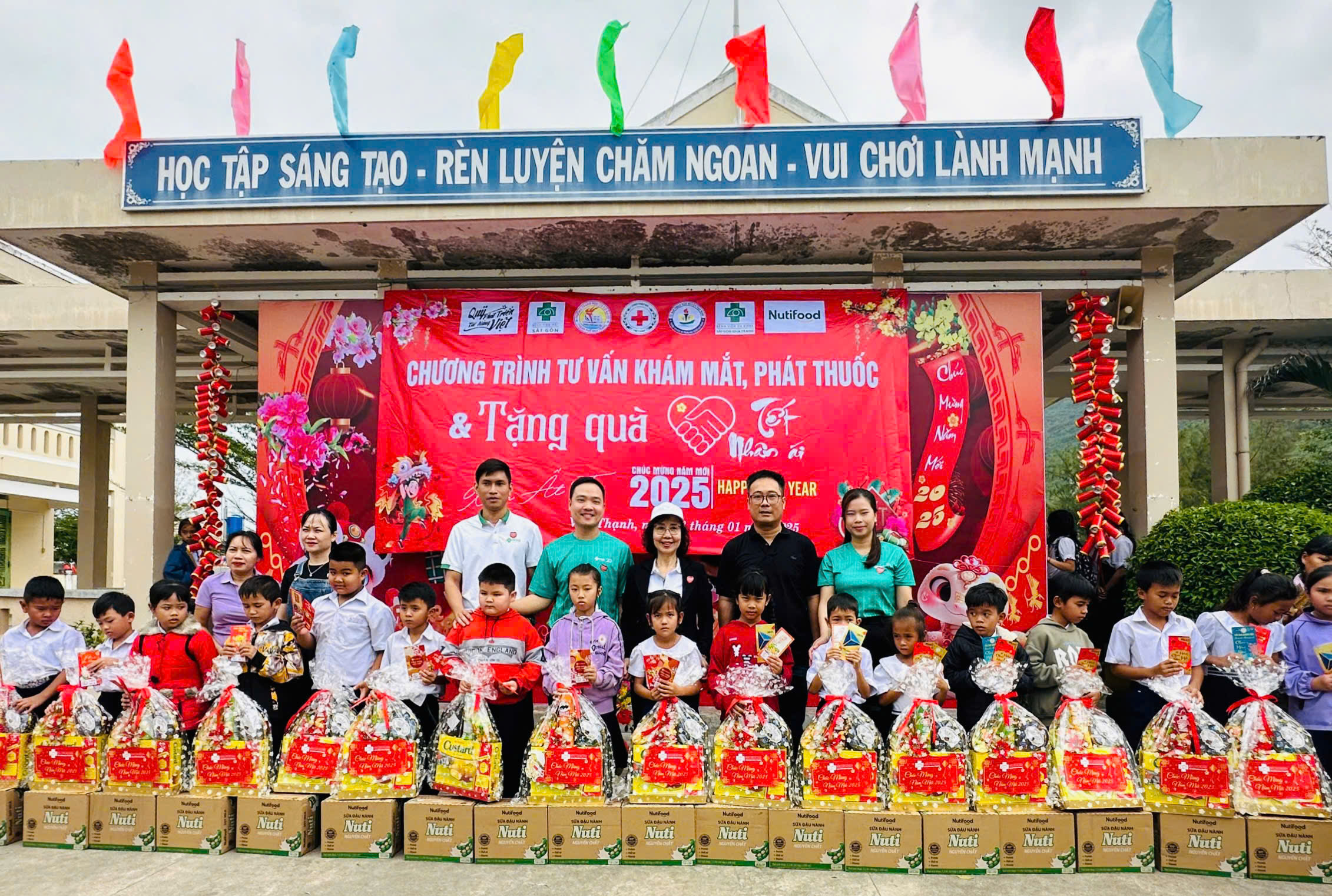 Khám bệnh và trao tặng quà cho học sinh trường TH và THCS Vạn Thạnh