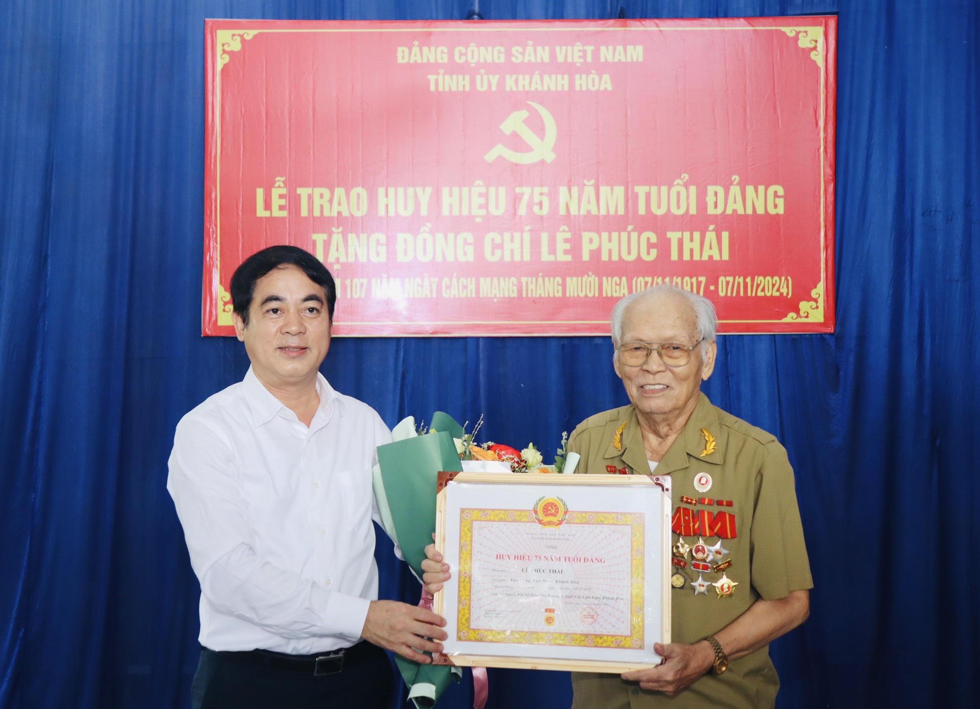 Bí thư Tỉnh ủy Nghiêm Xuân Thành
trao Huy hiệu
75 năm tuổi Đảng
cho đảng viên
Lê Phúc Thái,
xã Suối Cát,
huyện Cam Lâm.