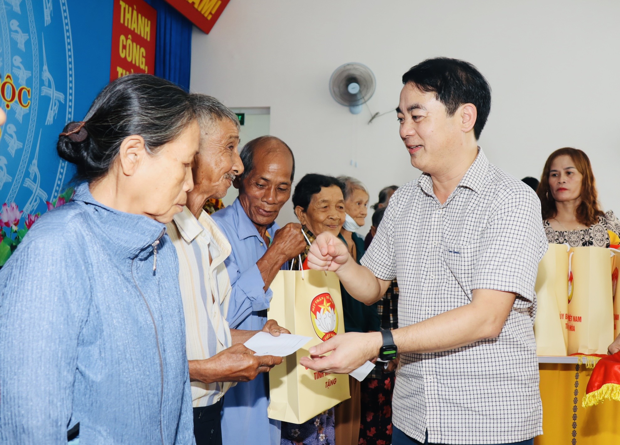 Bí thư Tỉnh ủy Nghiêm Xuân Thành trao quà
cho các hộ nghèo
xã Diên Thọ
(huyện Diên Khánh).