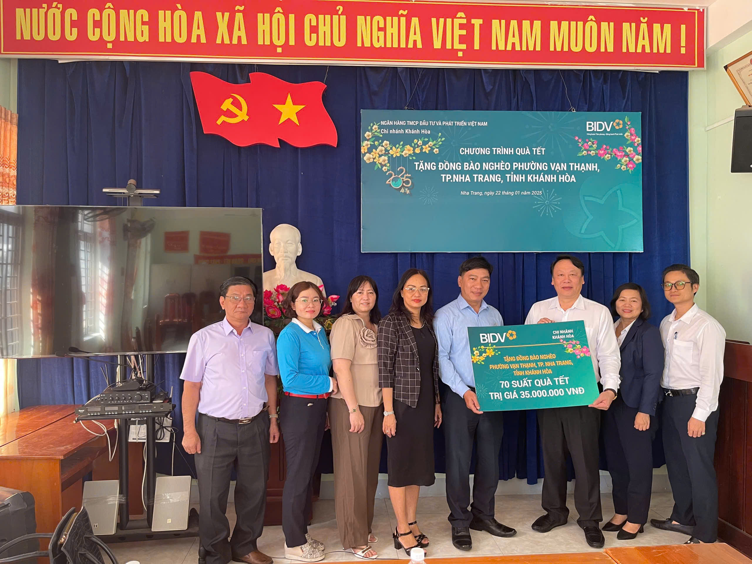 BIDV Khánh Hòa trao 200 suất quà cho người nghèo