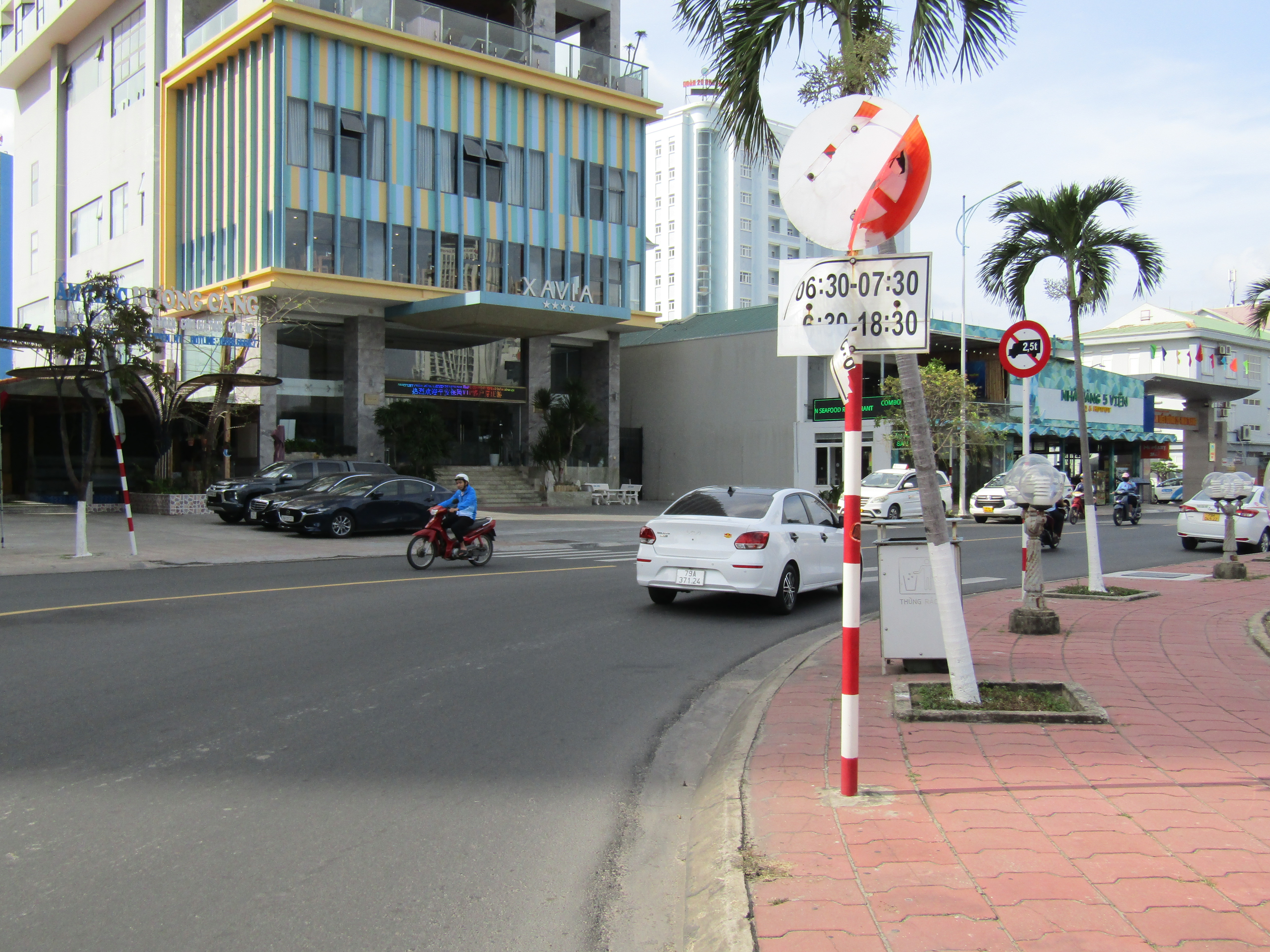 Biển báo giao thông bị bong tróc