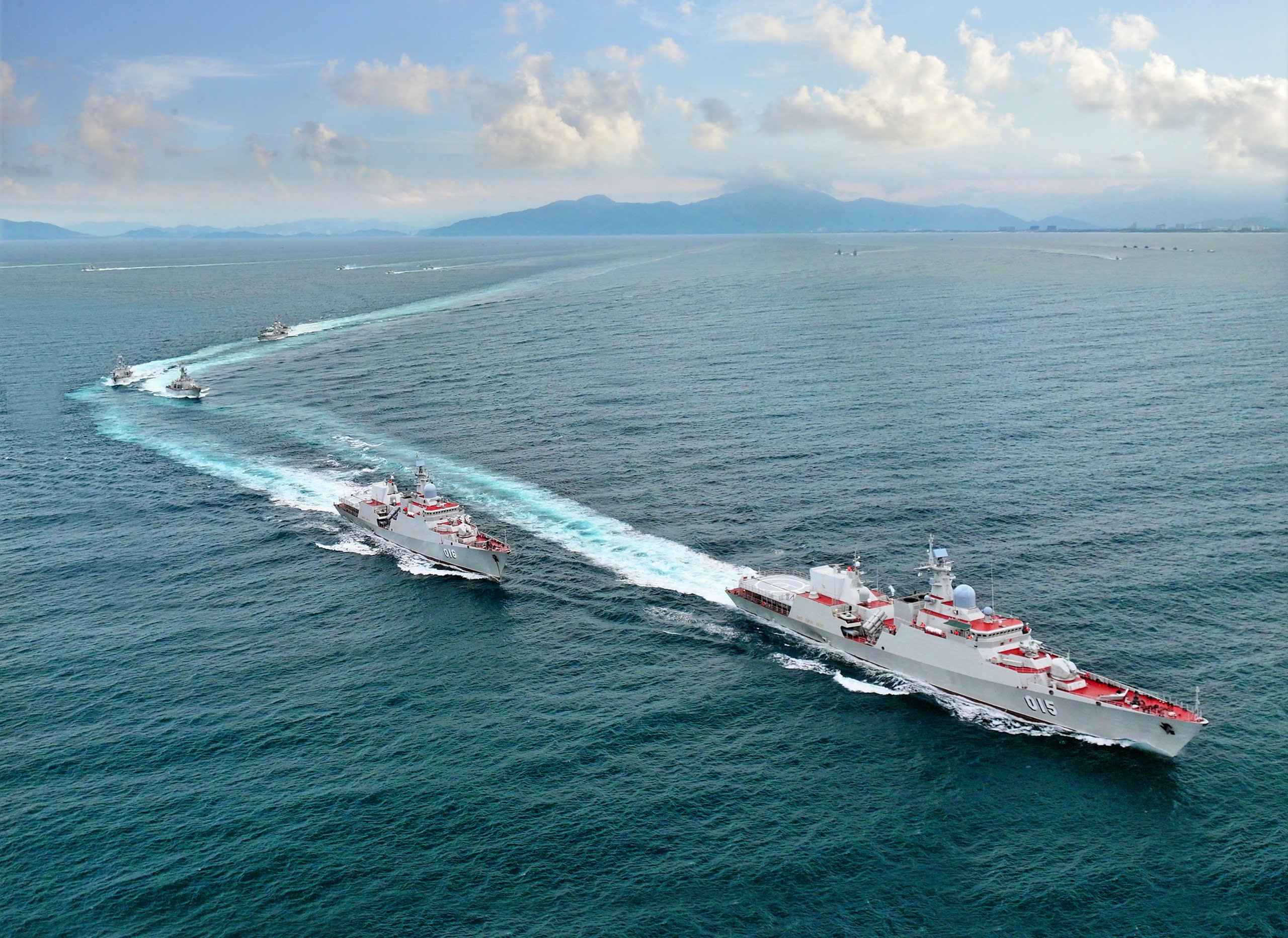 Biên đội tàu chiến đấu của Lữ đoàn 162 
huấn luyện trên biển.