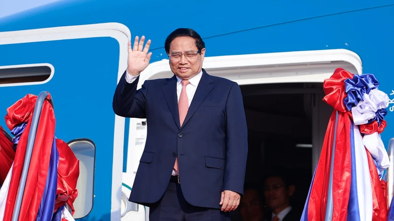 Thủ tướng Phạm Minh Chính tới Vientiane tham dự Kỳ họp lần thứ 47 Ủy ban liên Chính phủ về hợp tác song phương Việt Nam-Lào