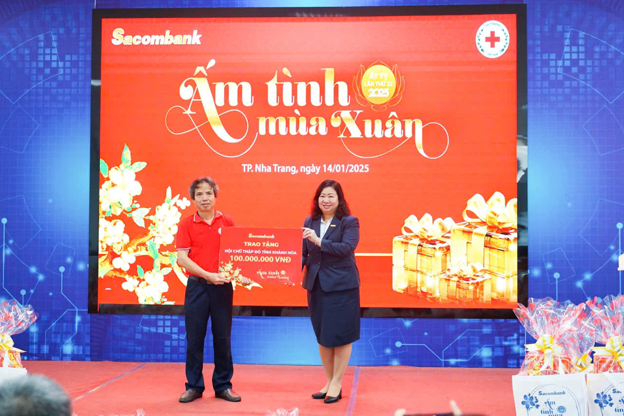 Đại diện Sacombank trao bảng hỗ trợ cho  Hội  Chữ thập đỏ tỉnh