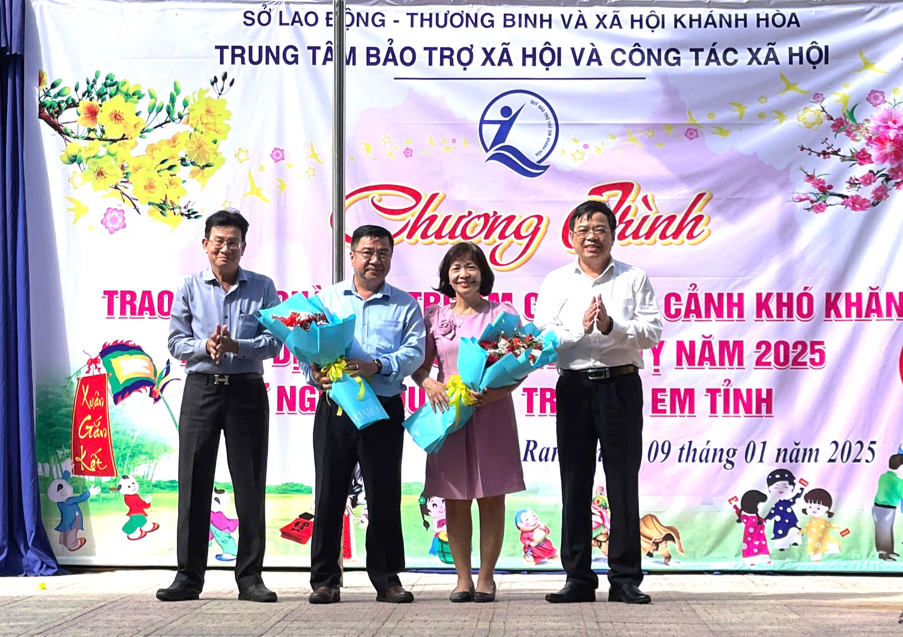 Lãnh đạo Sở Lao động - Thương binh và Xã hội và TP. Cam Ranh tặng hoa cảm ơn các đơn vị tài trợ.