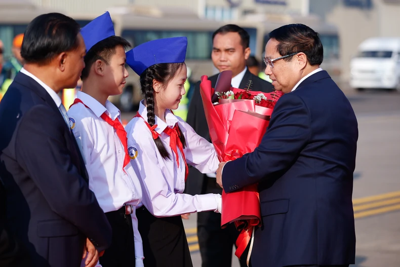 Các cháu thiếu nhi tặng Thủ tướng bó hoa tươi thắm.
(Ảnh: VGP/Nhật Bắc)