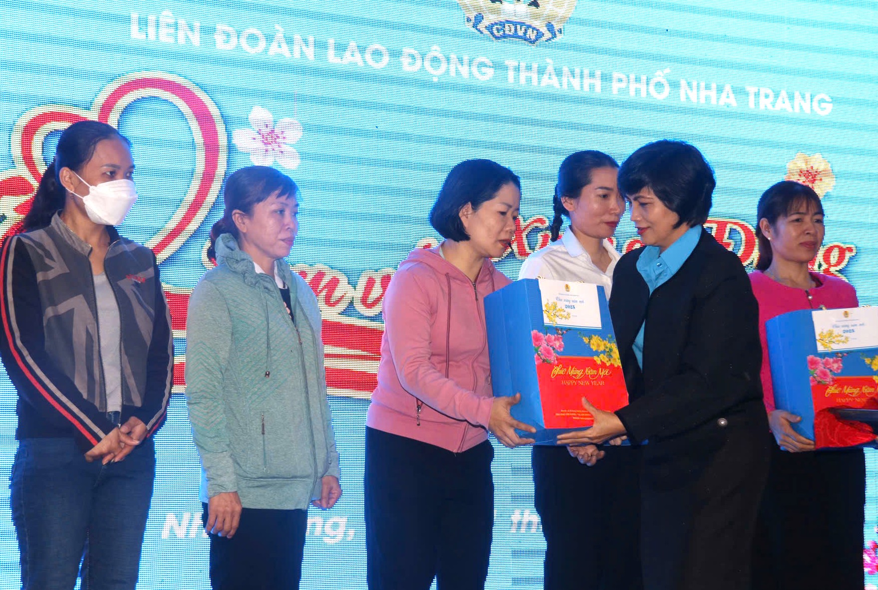 Bà Trần Thị Hương - Phó Chủ tịch Liên đoàn Lao động tỉnh trao quà Tết cho đoàn viên, người lao động.