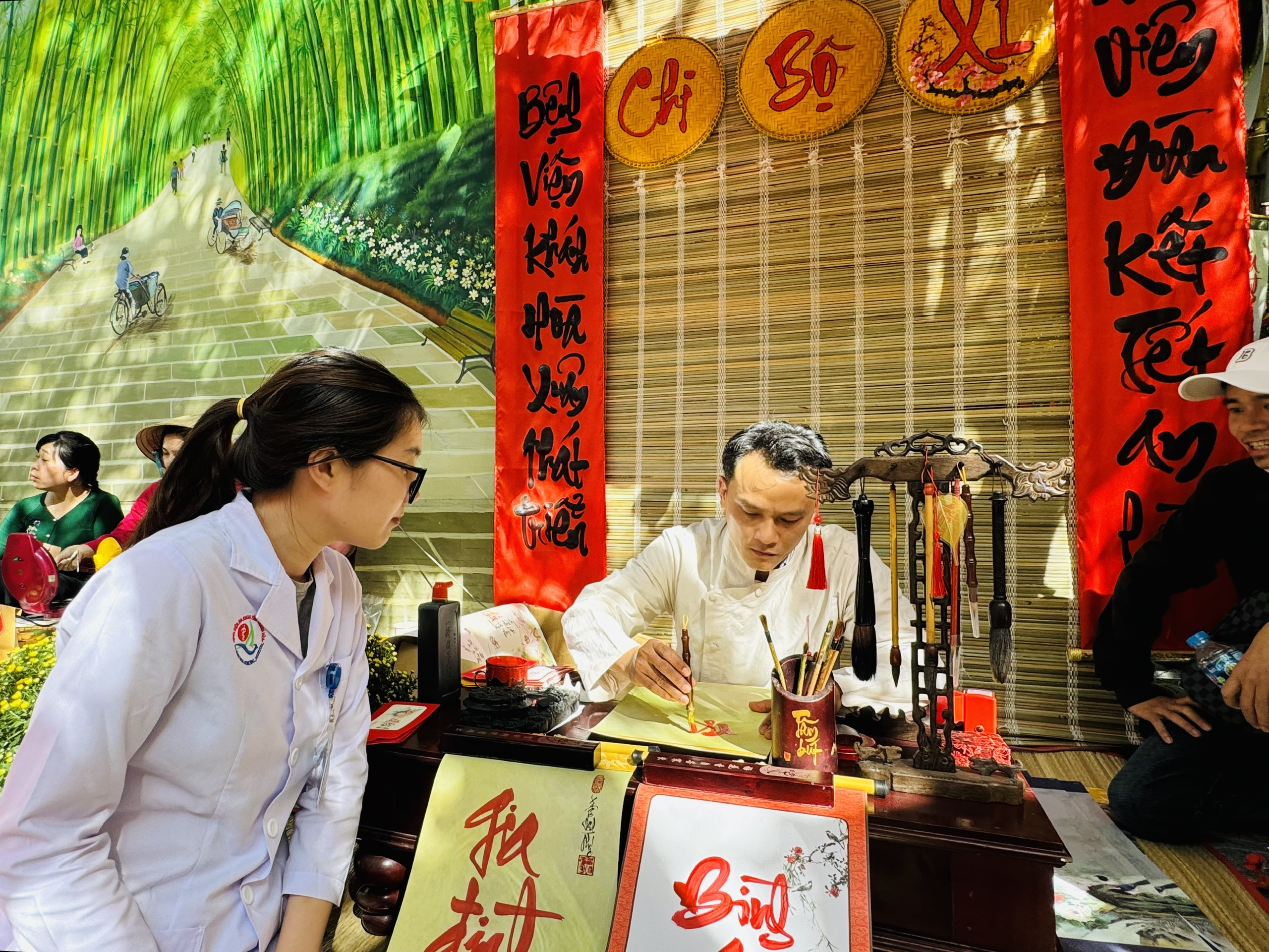 Tại Chợ xuân có cả gian hàng viết thư pháp 