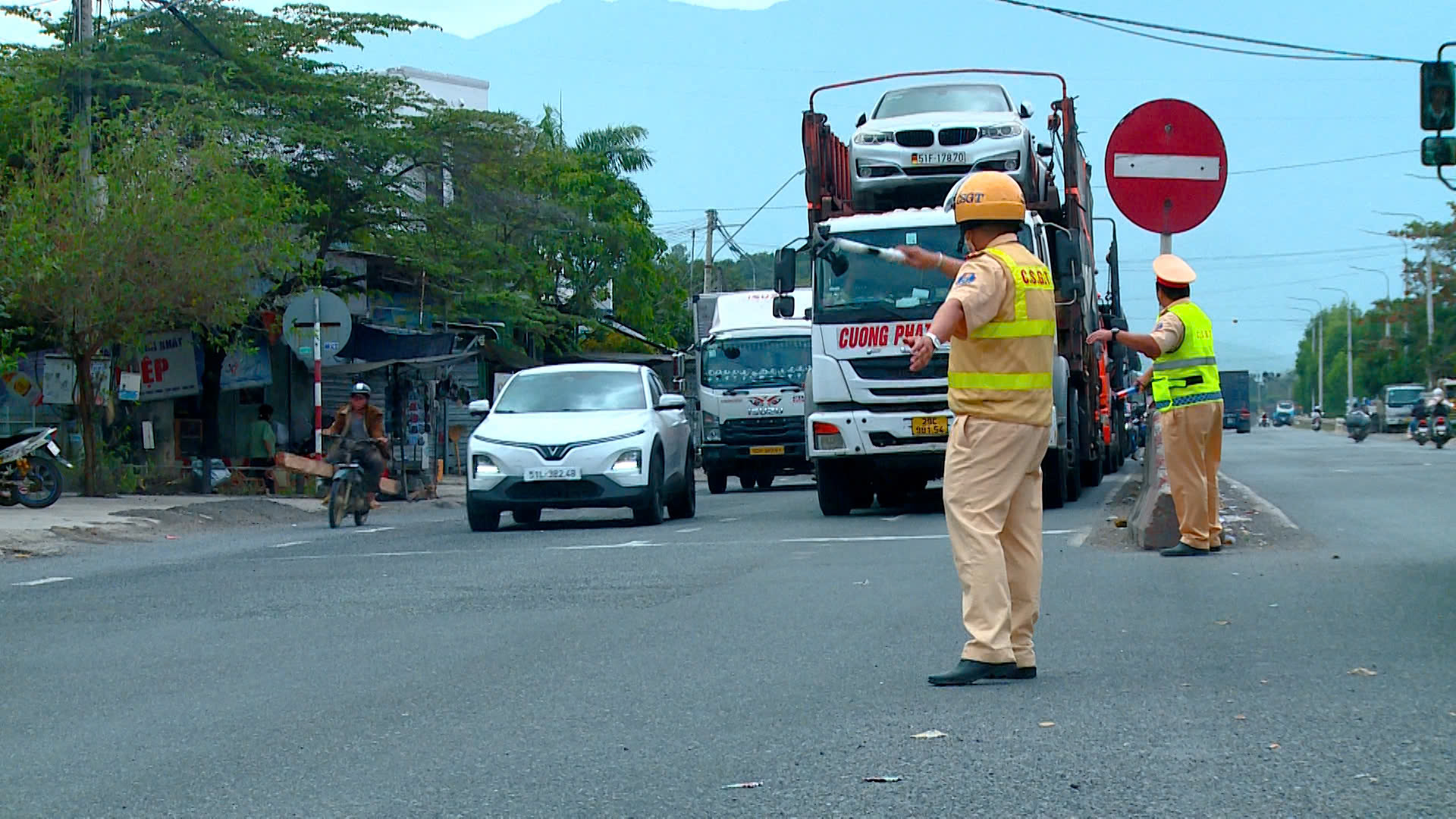 VIDEO: Bình yên trên những nẻo đường