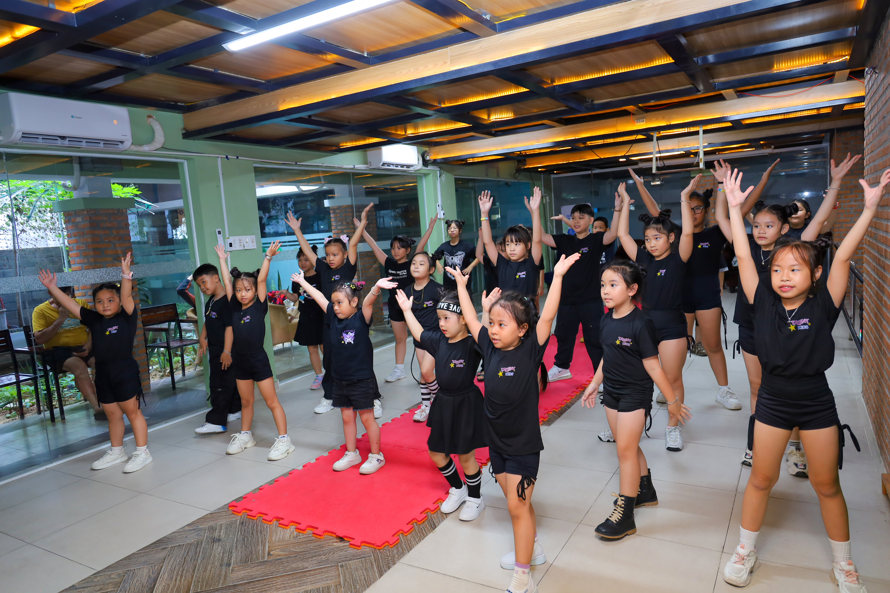 Các em nhỏ tham gia lớp học nhảy hiện đại của Trung tâm Talent Kids.