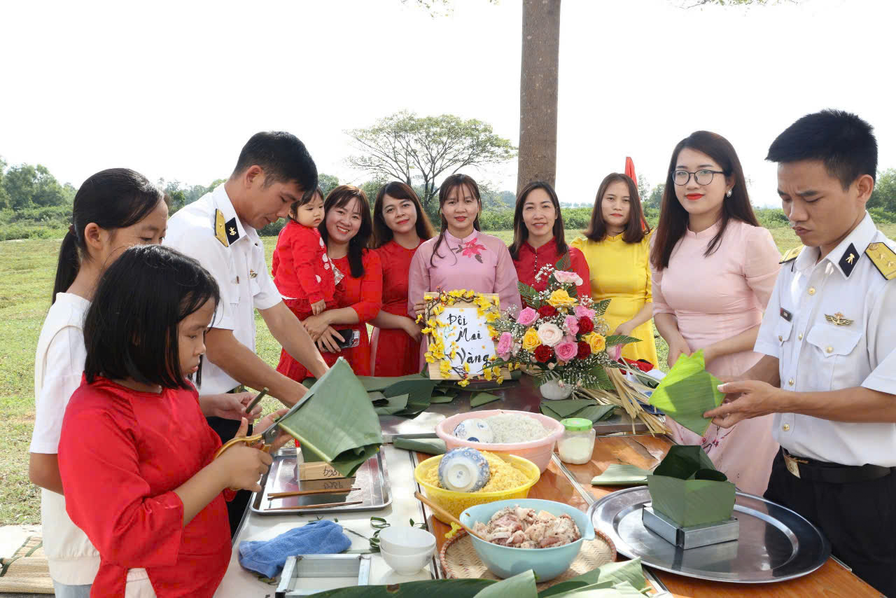 Các gia đình thi gói bánh.