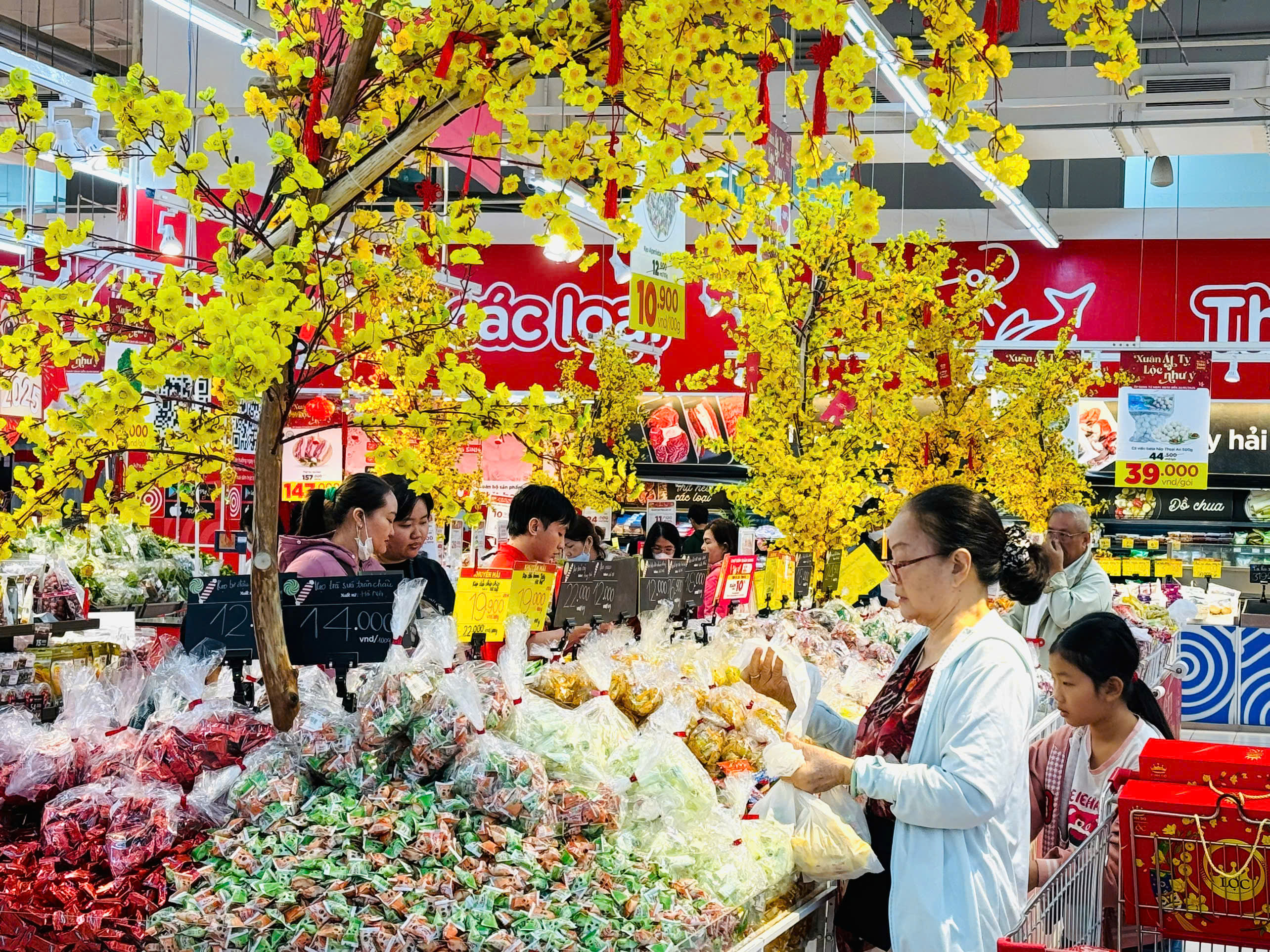 Các gian hàng bánh, kẹo luôn thu hút đông khách hàng mua sắm