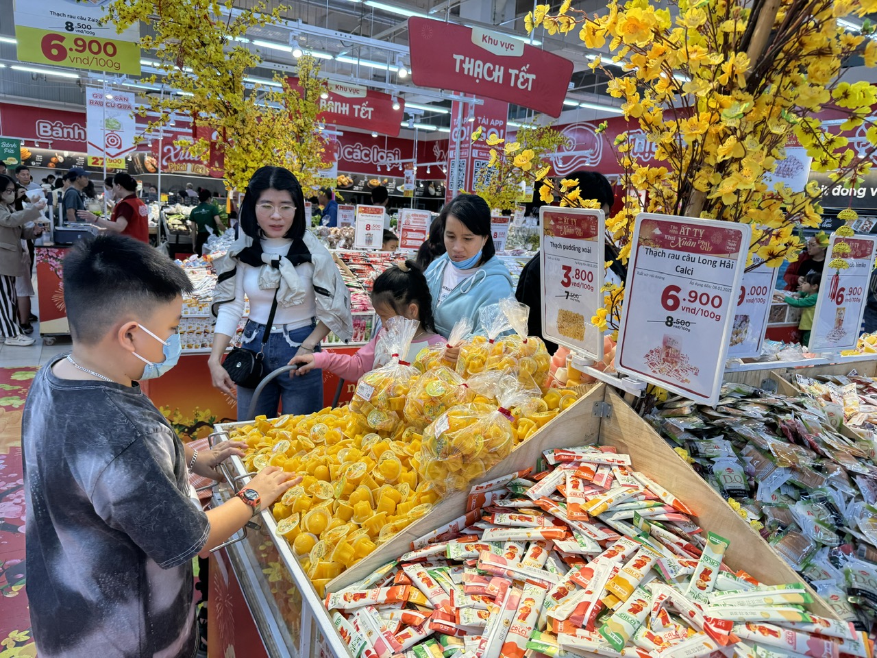 Các mặt hàng phục vụ Tết được các siêu thị bày bán dồi dào