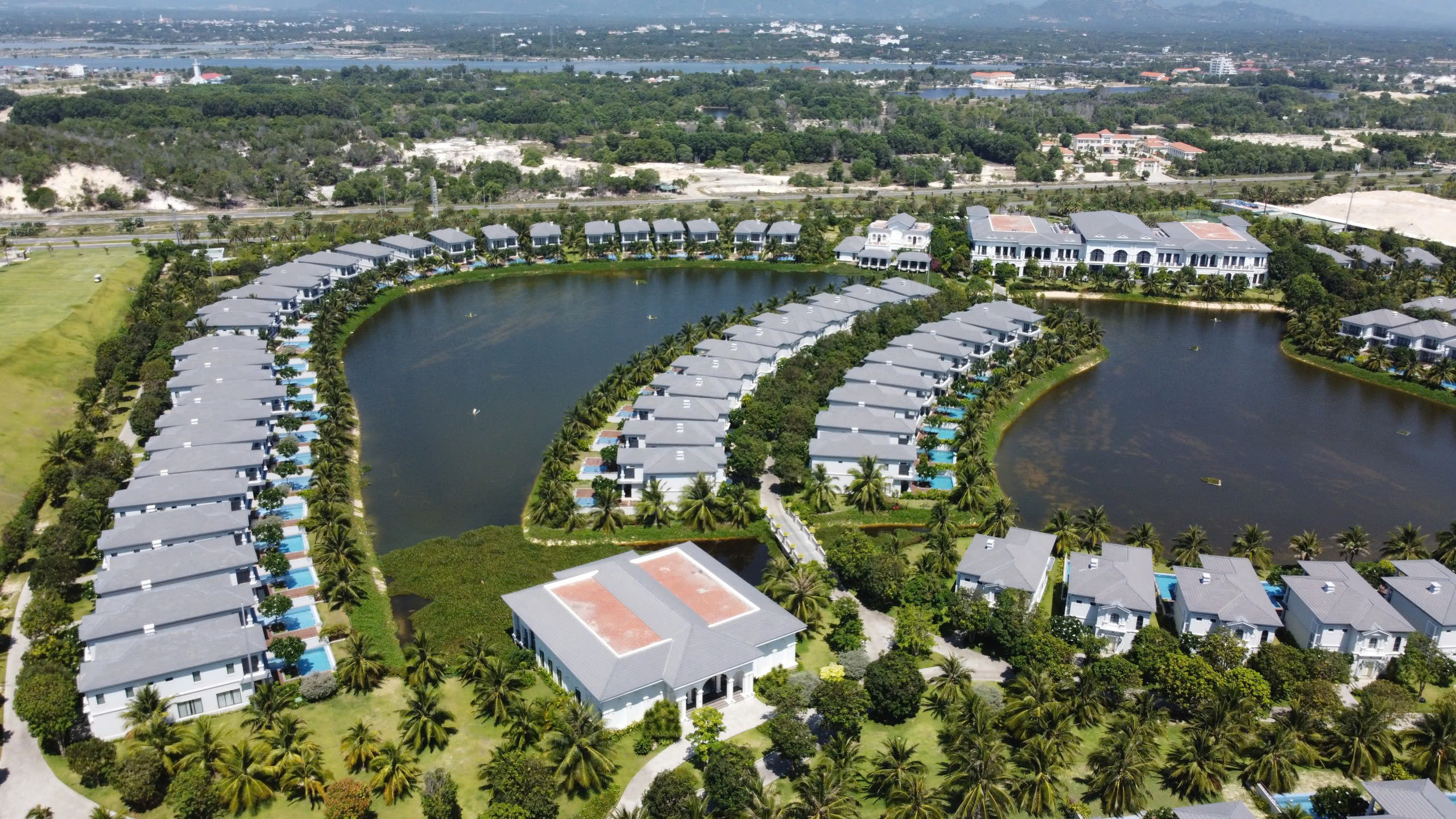 Cam Lâm có nhiều tiềm năng phát triển du lịch cao cấp nhờ sở hữu Khu du lịch Bắc bán đảo Cam Ranh.