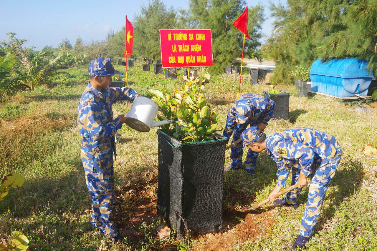 Cán bộ, chiến sĩ đảo Đá Tây chăm sóc cây xanh mới trồng.