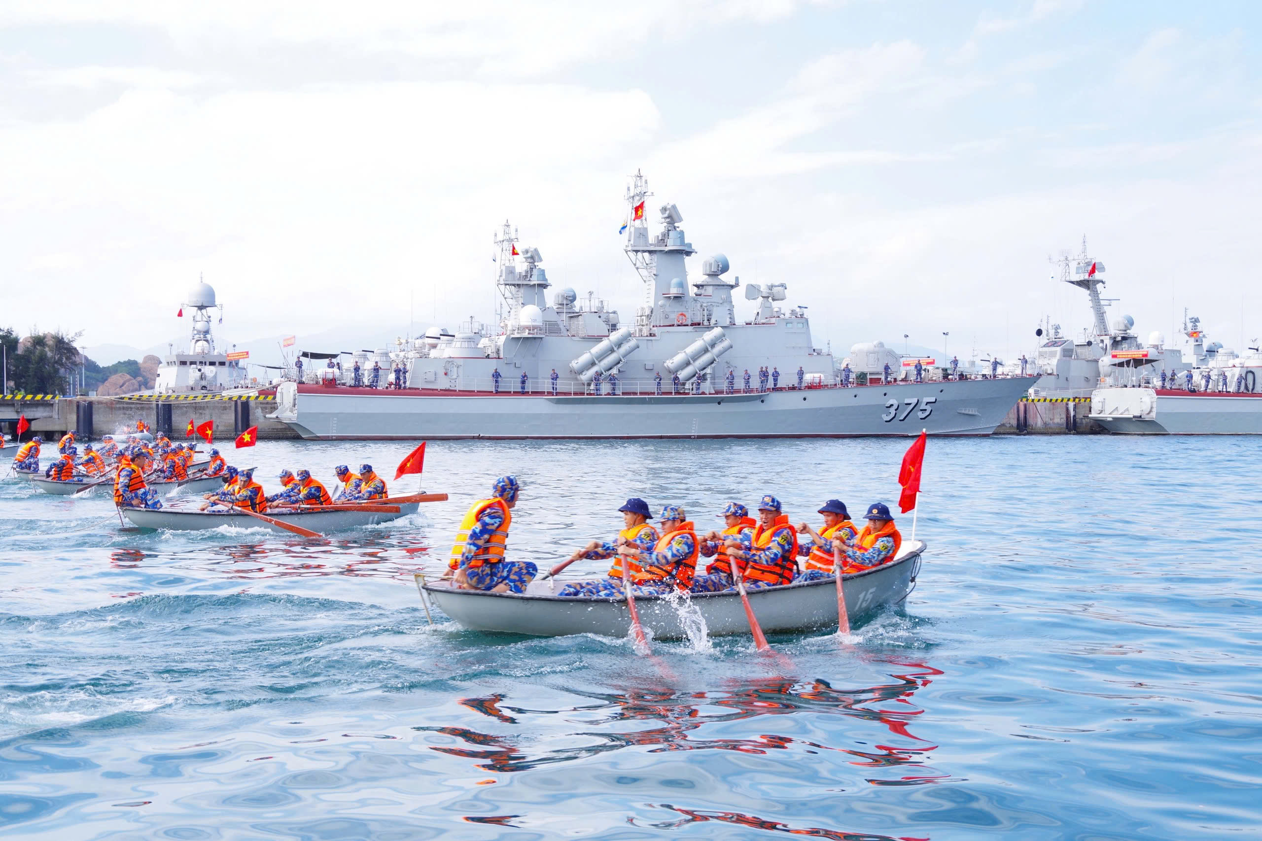 Cán bộ, chiến sĩ thi chèo xuồng đầu xuân trên biển.