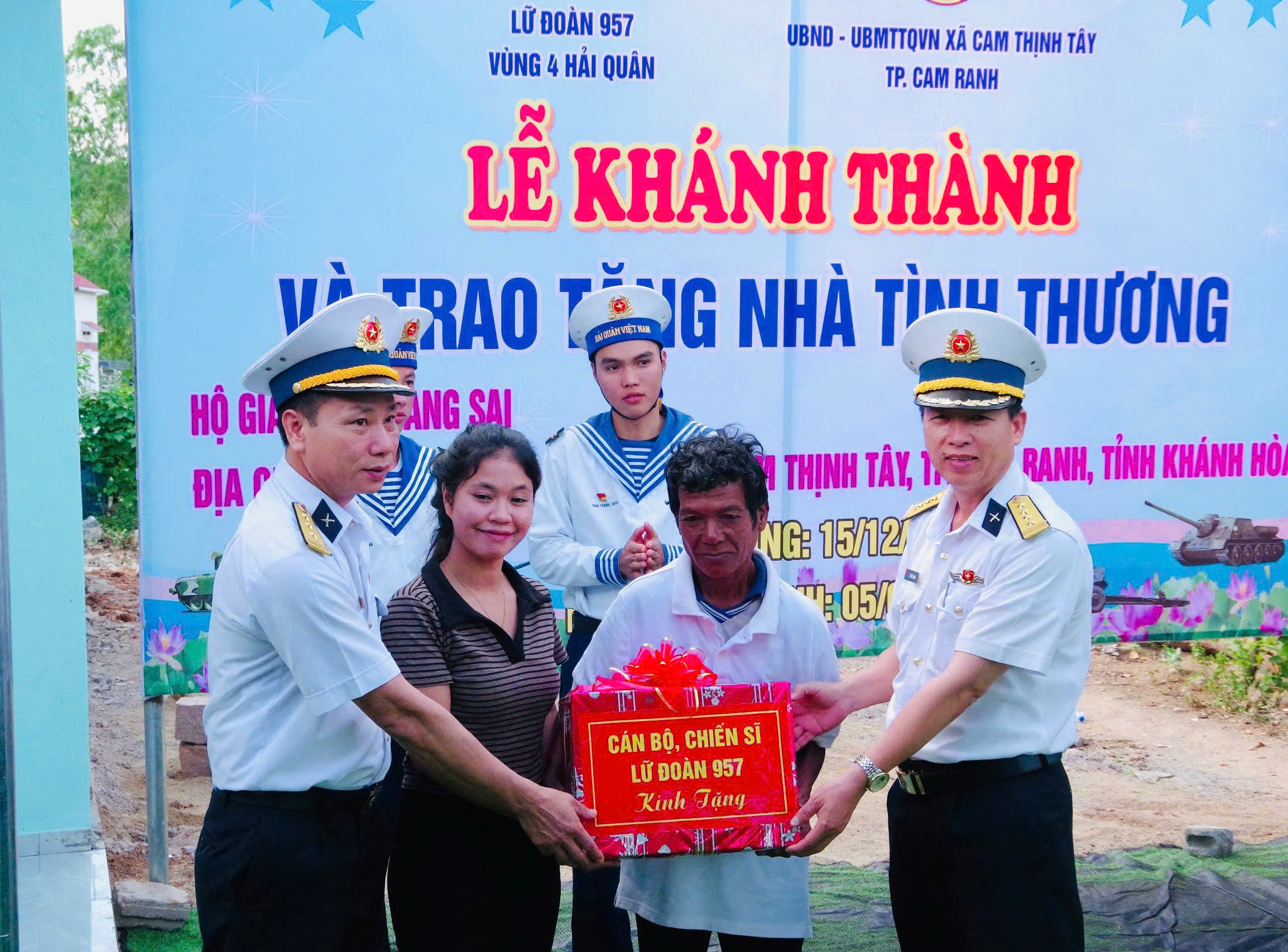 Chỉ huy Lữ đoàn 957 trao quà cho gia đình ông Mang Sai