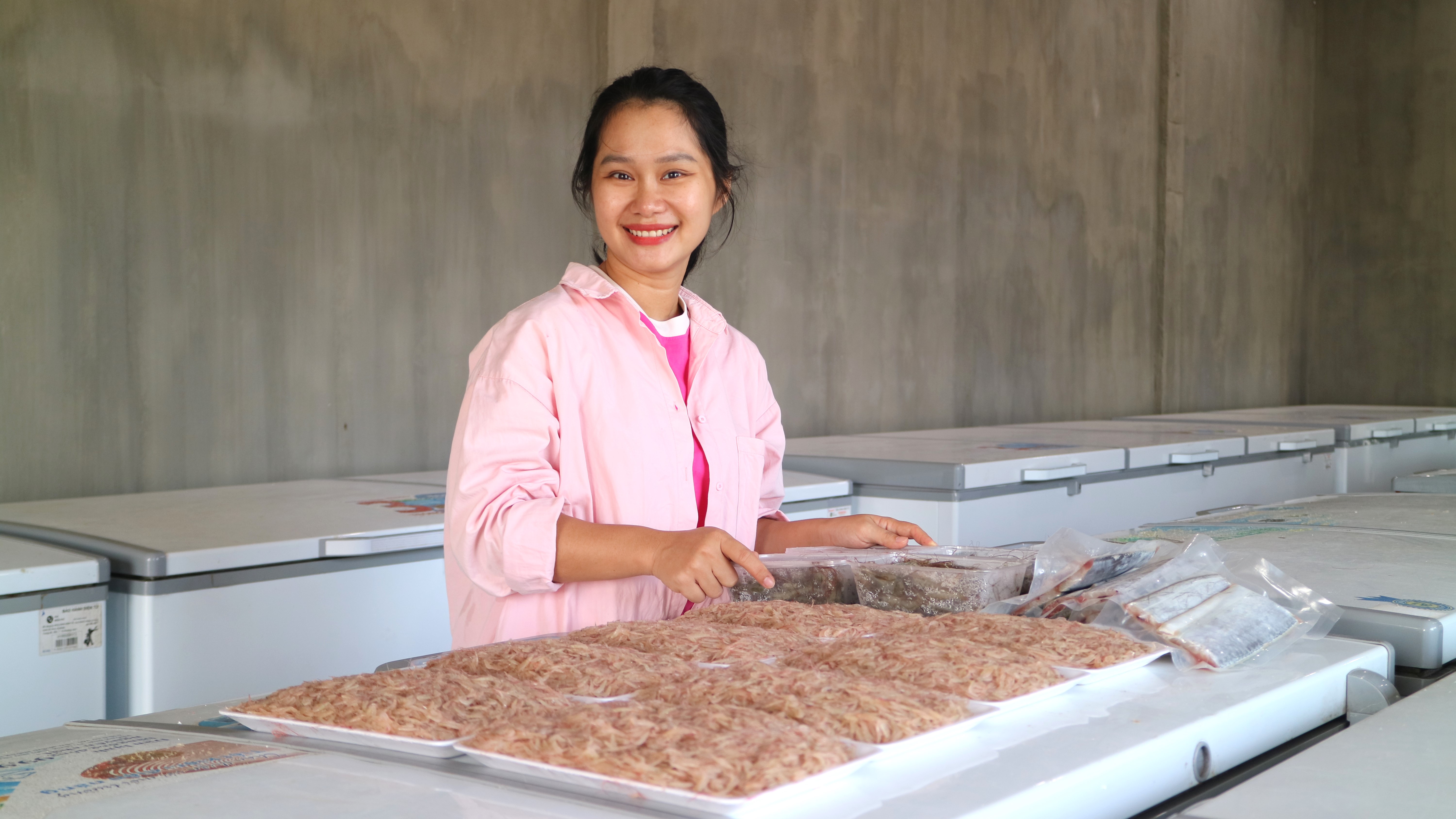 Chị Ngọc hạnh phúc 
khi được trở về 
với cuộc sống yên bình 
ở làng biển.