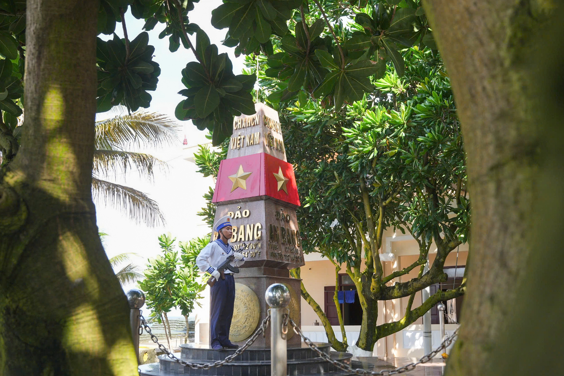 Chiến sĩ đảo An Bang trực gác dưới bóng mát của cây xanh,
thành quả của nhiều thế hệ cán bộ, chiến sĩ.