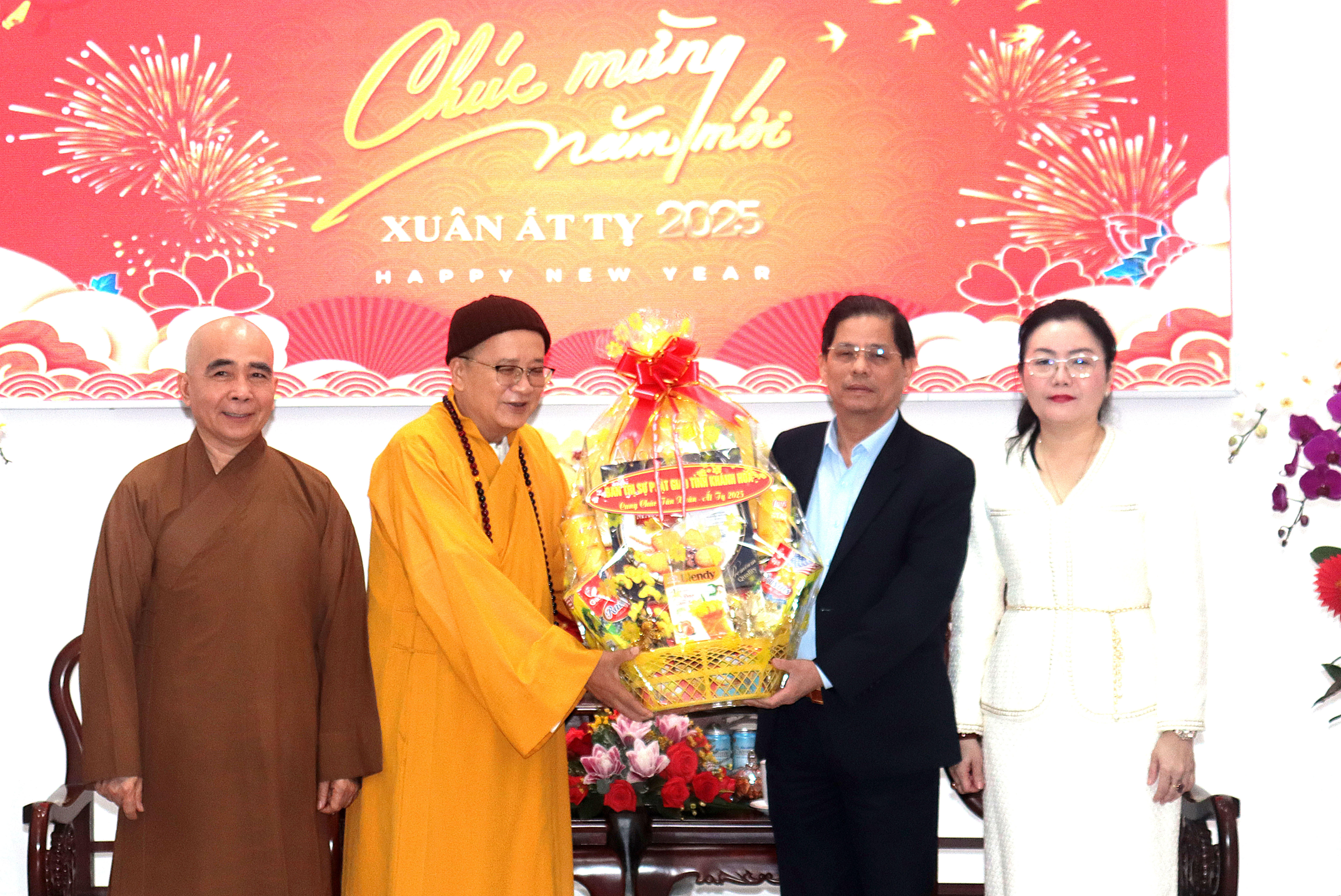 Ban Trị sự Giáo hội Phật giáo Việt Nam tỉnh trao quà chúc Tết lãnh đạo tỉnh.


