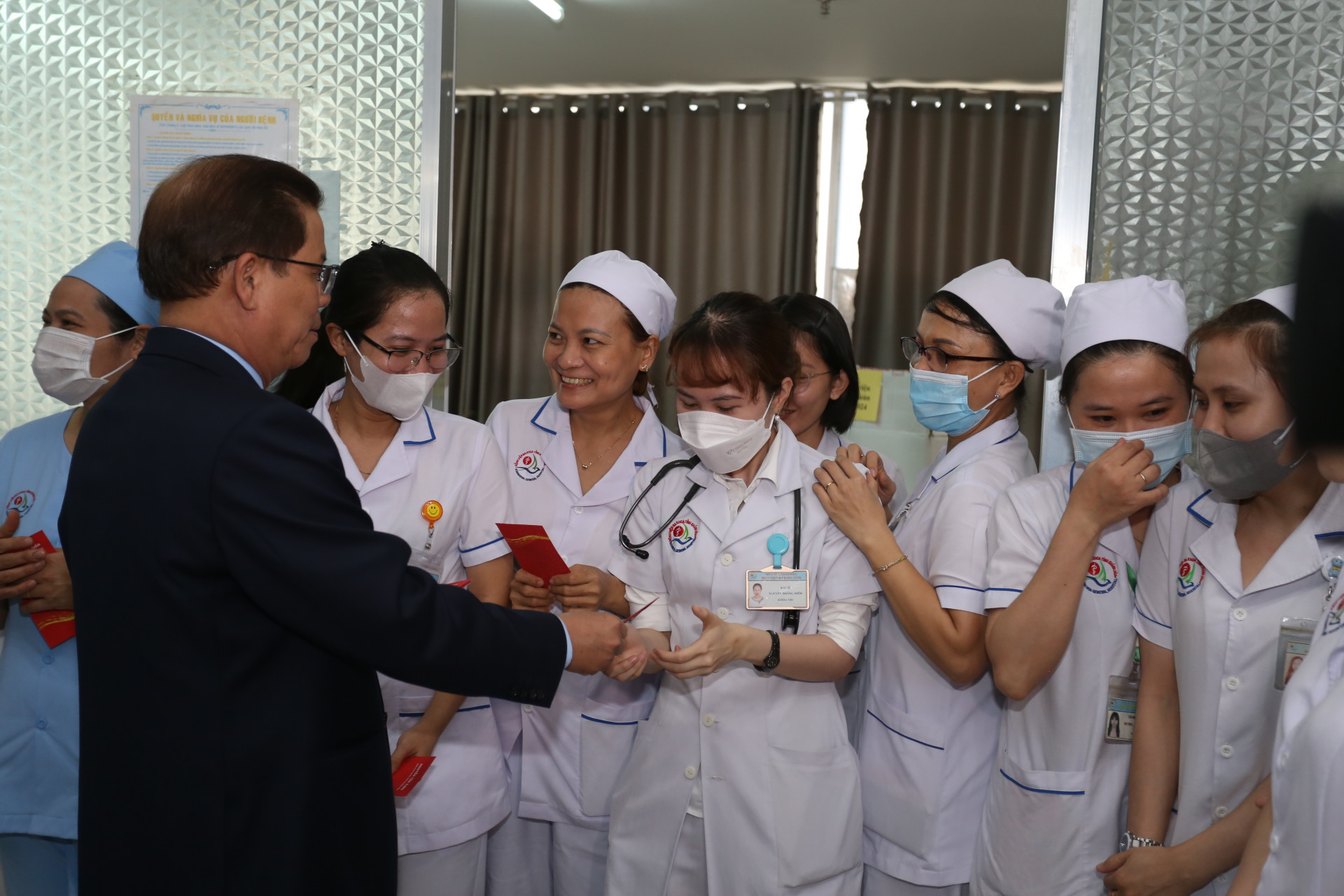 Chủ tịch UBND tỉnh Nguyễn Tấn Tuân thăm, chúc Tết
các y, bác sĩ tại Bệnh viện Đa khoa tỉnh.