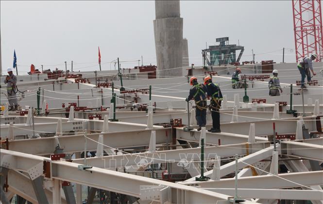 Người lao động kiểm tra, hoàn thiện mái thép sân bay Long Thành. Ảnh: Công Phong/TTXVN