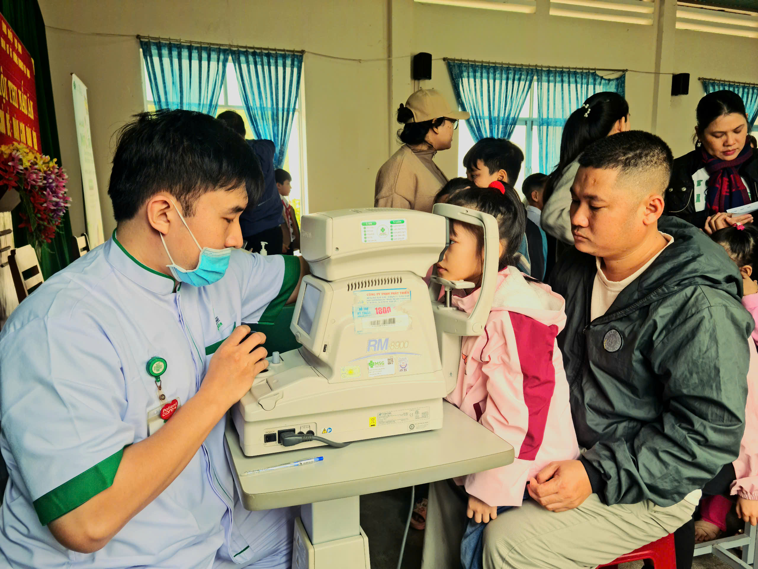 Đội ngũ y, bác sĩ kiểm tra mặt cho học sinh