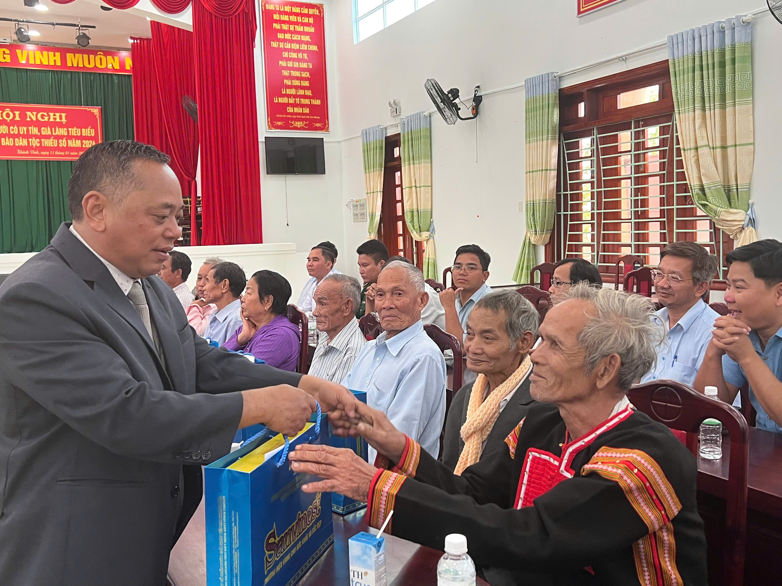 Khánh Vĩnh: Gặp mặt người có uy tín, già làng tiêu biểu trong đồng bào dân tộc thiểu số