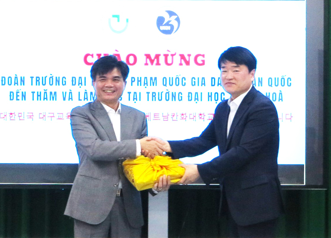 Đại diện Trường Đại học Sư phạm quốc gia Daegu tặng quà cho ông Phan Phiến - Hiệu trưởng Trường Đại học Khánh Hòa.