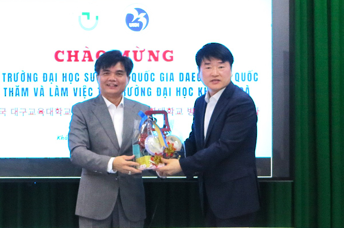 Ông Phan Phiến - Hiệu trưởng Trường Đại học Khánh Hòa tặng quà cho Trường Đại học Sư phạm quốc gia Daegu.